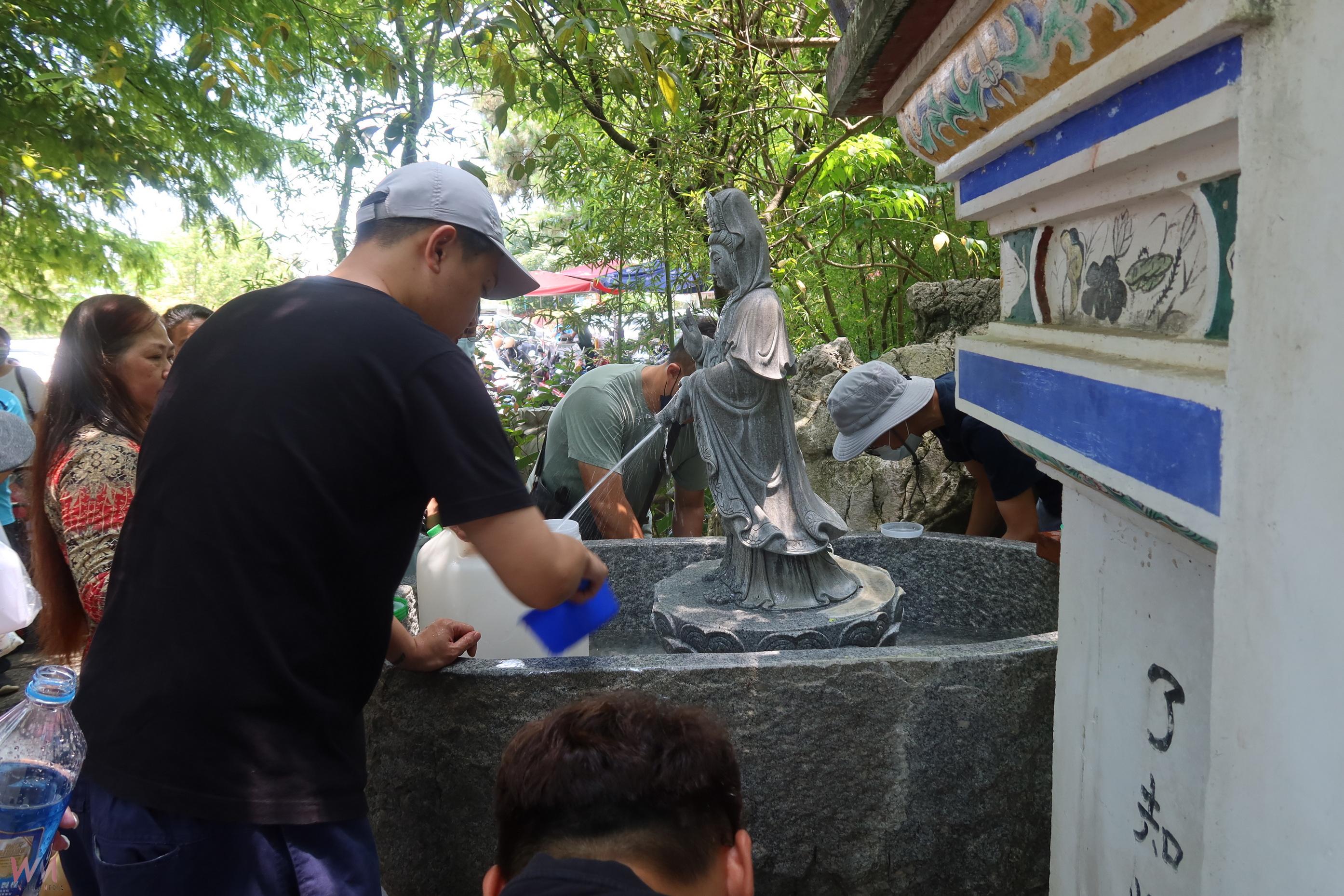 （有影片）／午時取水趨吉避凶　彰化清水岩寺甘露泉吸引信眾排隊取聖水 - https://www.watchmedia01.com
