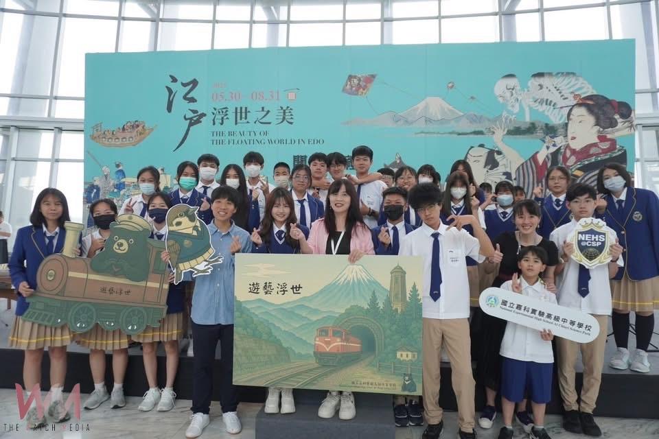 國立嘉科實中應邀參與故宮創立百年暨南院十周年院慶的中日國際大展，師生運用AI科技結合藝術創作，創作「遊藝浮世」主題式互動遊戲，獲得與會嘉賓們的盛讚。（圖/嘉科實中提供）