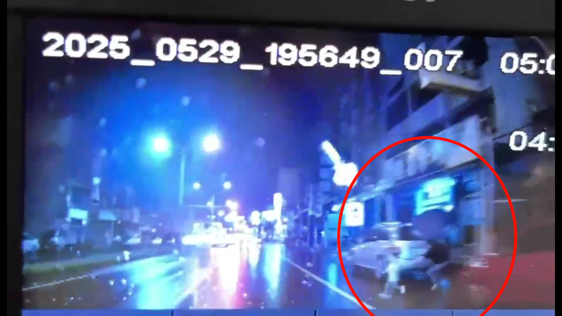 驚險一秒！秀水幼童突衝馬路　駕駛急煞驚險閃過 - https://www.watchmedia01.com