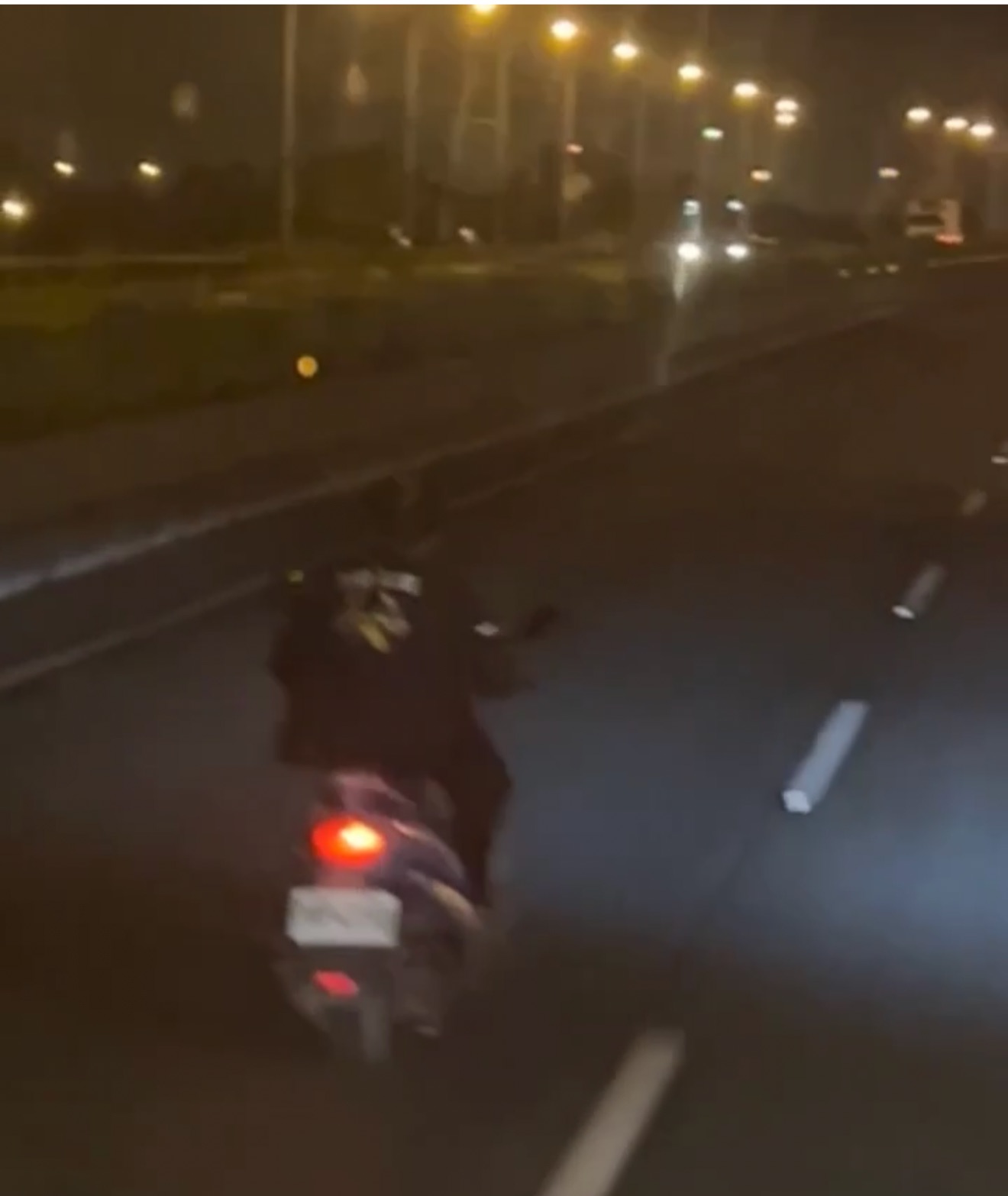 （有影片）／機車狂飆國道內線道！67歲男蛇行嚇壞駕駛　警開罰送辦 - https://www.watchmedia01.com