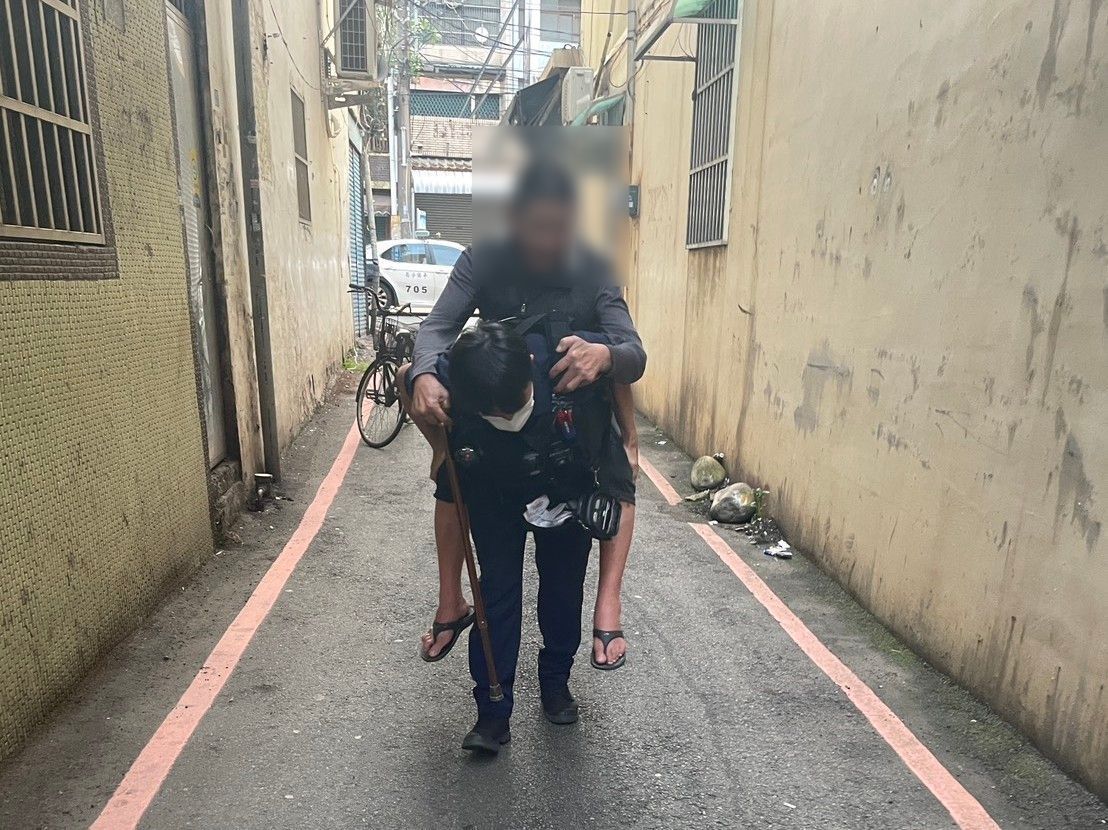 巷弄狹窄車輛難進 桃園市平鎮分局員警揹老返家暖翻網友 - https://www.watchmedia01.com