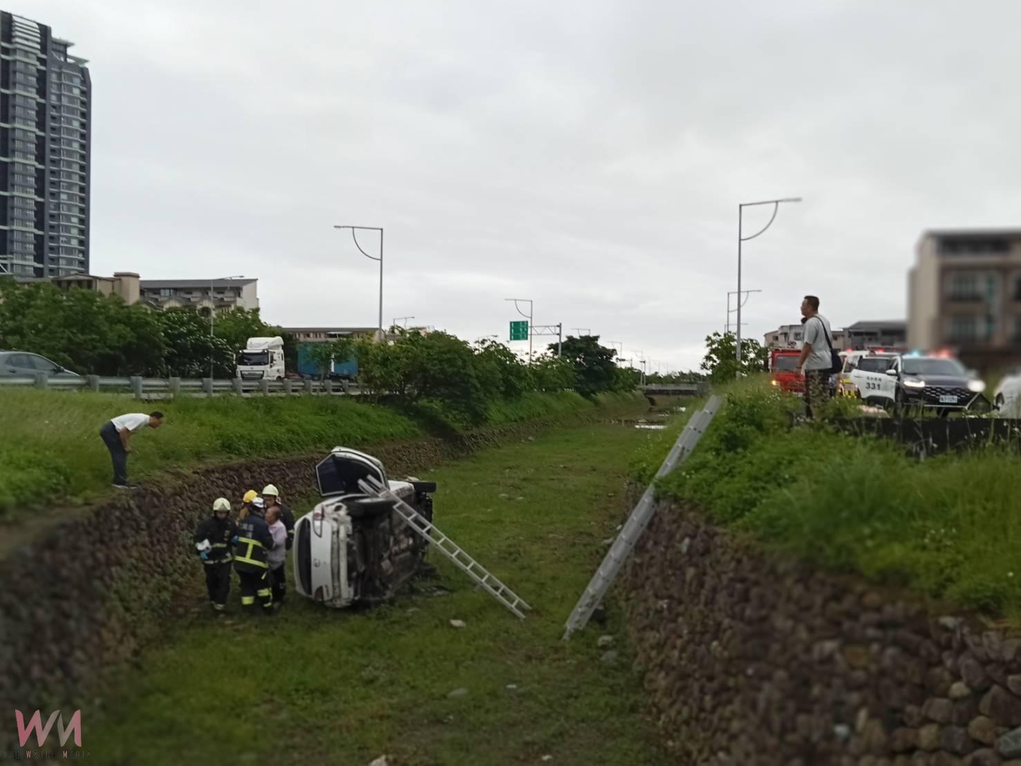 老婦駕駛自小客擦撞後翻覆大排水溝 意識清楚表示是「剎車失靈」 - https://www.watchmedia01.com