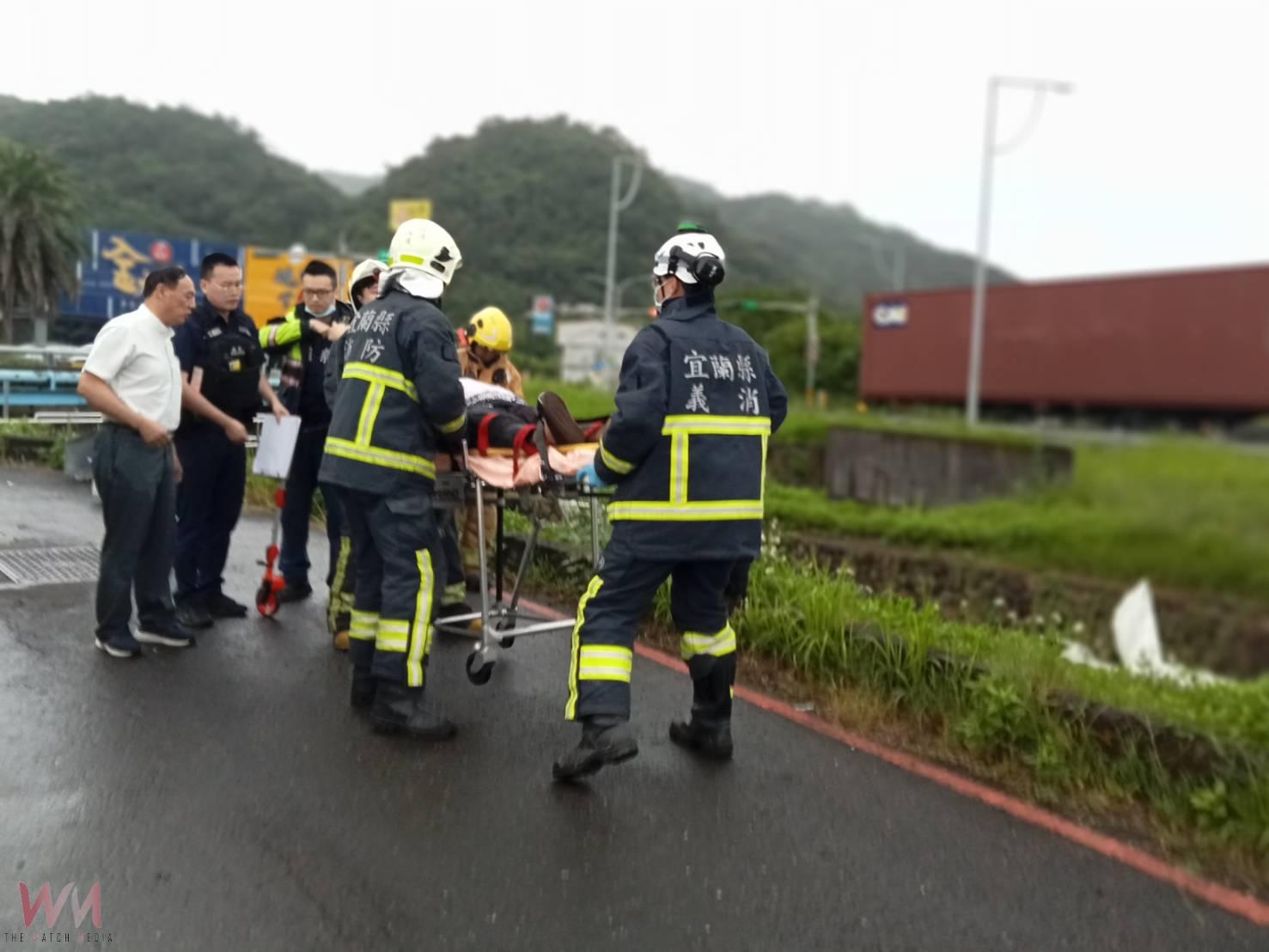 老婦駕駛自小客擦撞後翻覆大排水溝 意識清楚表示是「剎車失靈」 - https://www.watchmedia01.com