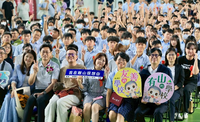 出席鼓山高中畢業典禮 陳其邁勉勵畢業生勇敢逐夢 - https://www.watchmedia01.com