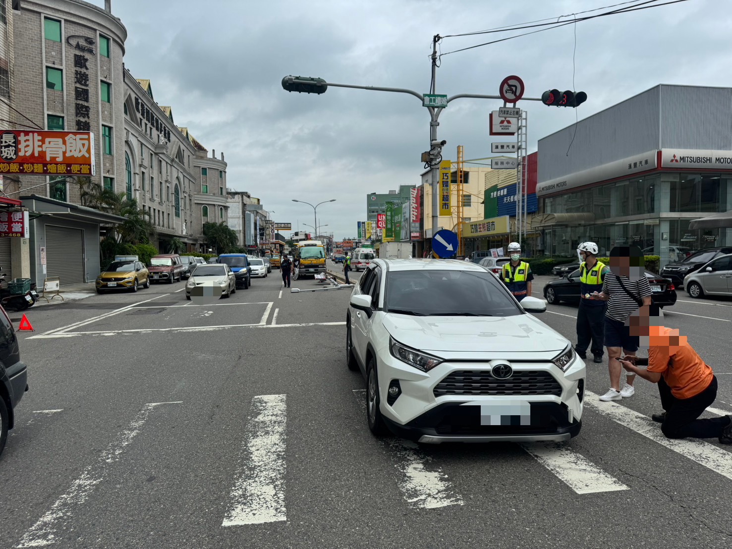 （有影片）／彰化中央路休旅車突失控撞燈桿　三車受損駕駛輕傷送醫 - https://www.watchmedia01.com