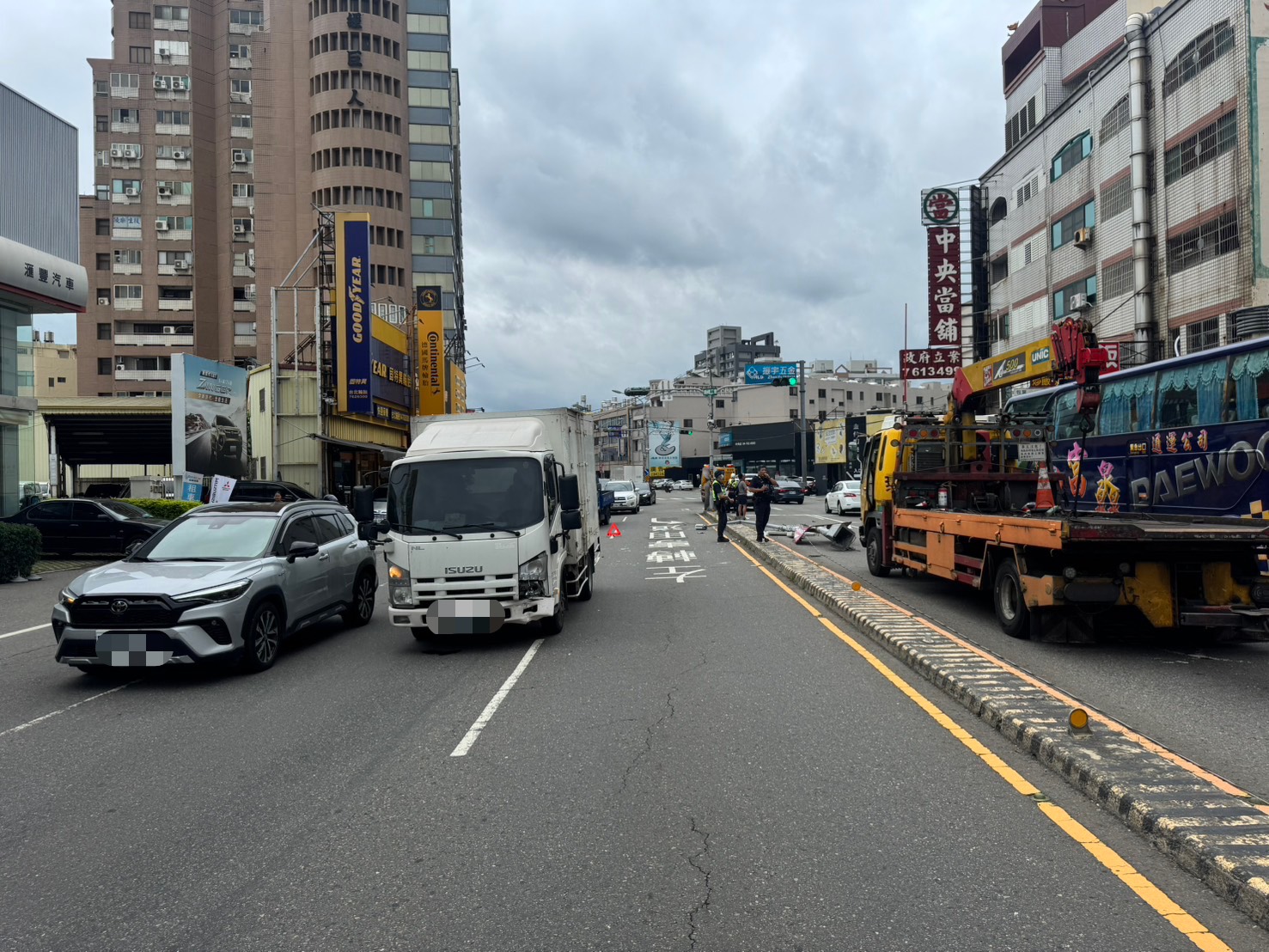 （有影片）／彰化中央路休旅車突失控撞燈桿　三車受損駕駛輕傷送醫 - https://www.watchmedia01.com