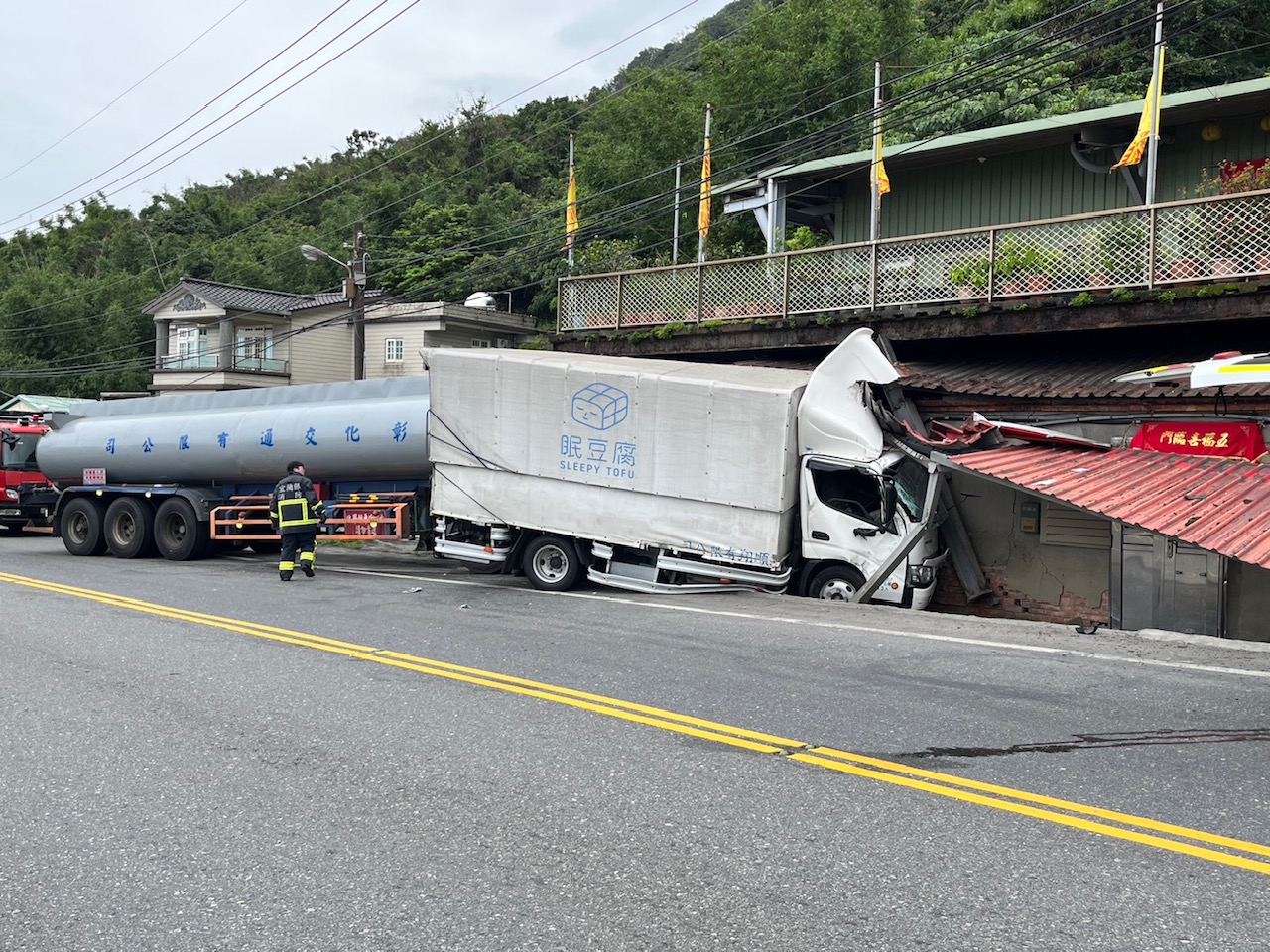 大貨車自撞民宅司機受困車內 消防人員緊急搶救中 - https://www.watchmedia01.com