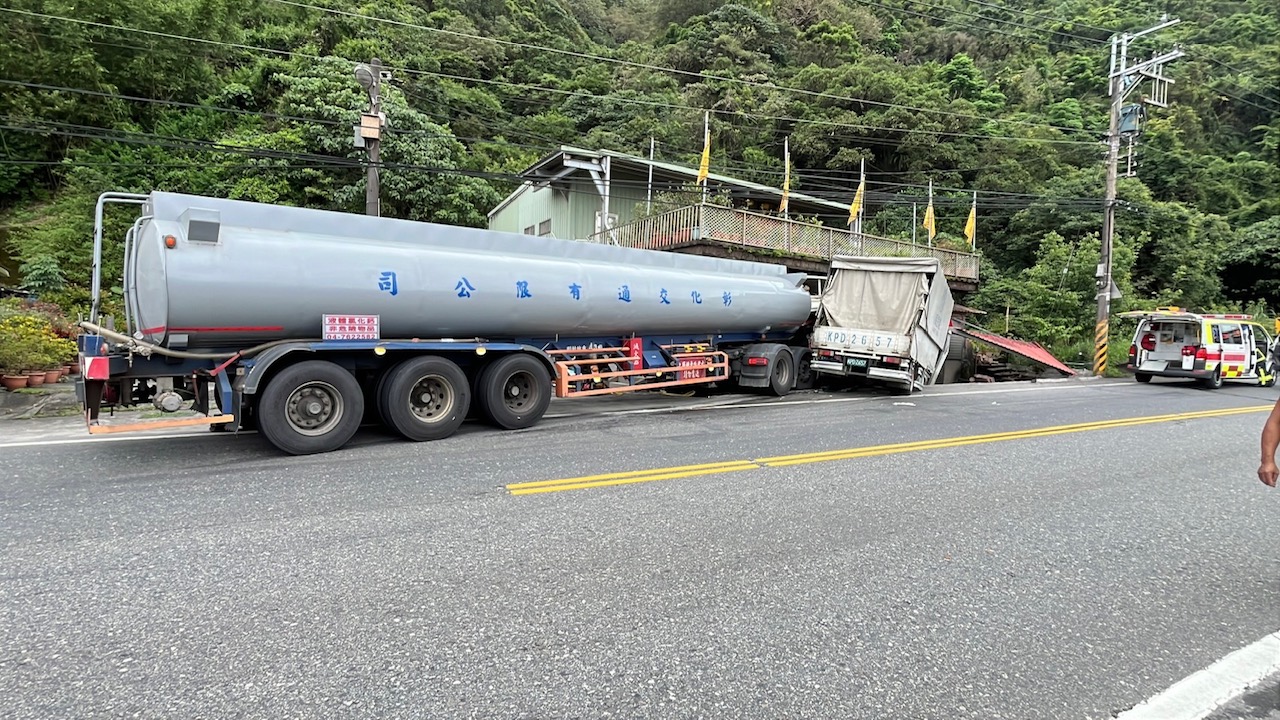 大貨車自撞民宅司機受困車內 消防人員緊急搶救中 - https://www.watchmedia01.com