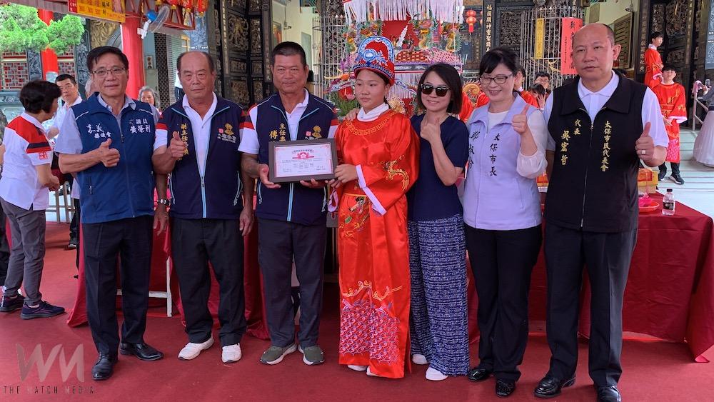 青年鑽過娘媽亭後，加冠、授證。（圖/記者陳惲朋攝）