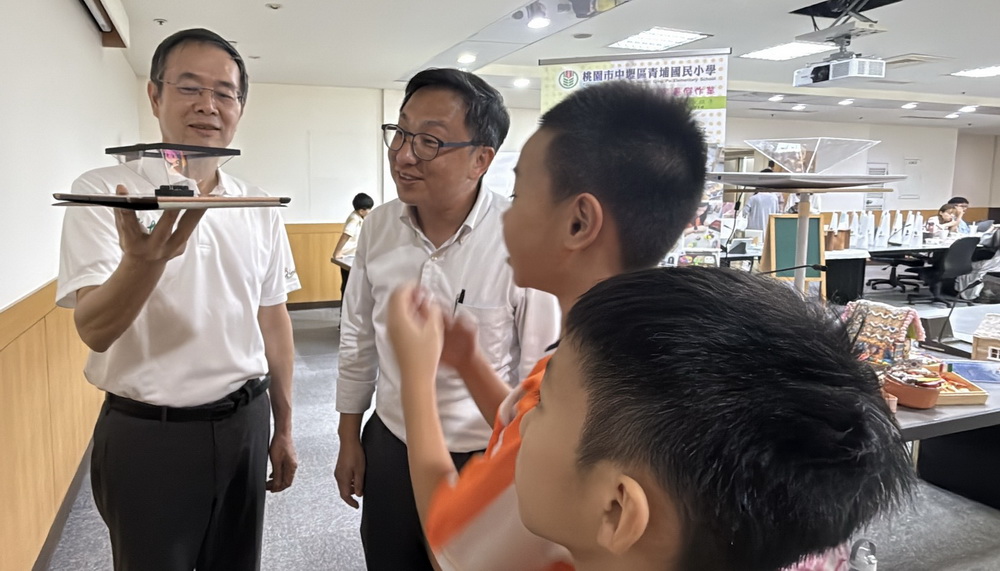 桃園市青埔國小「向世界招手」創意暑假作業展 學習無界限夢想起飛 - https://www.watchmedia01.com