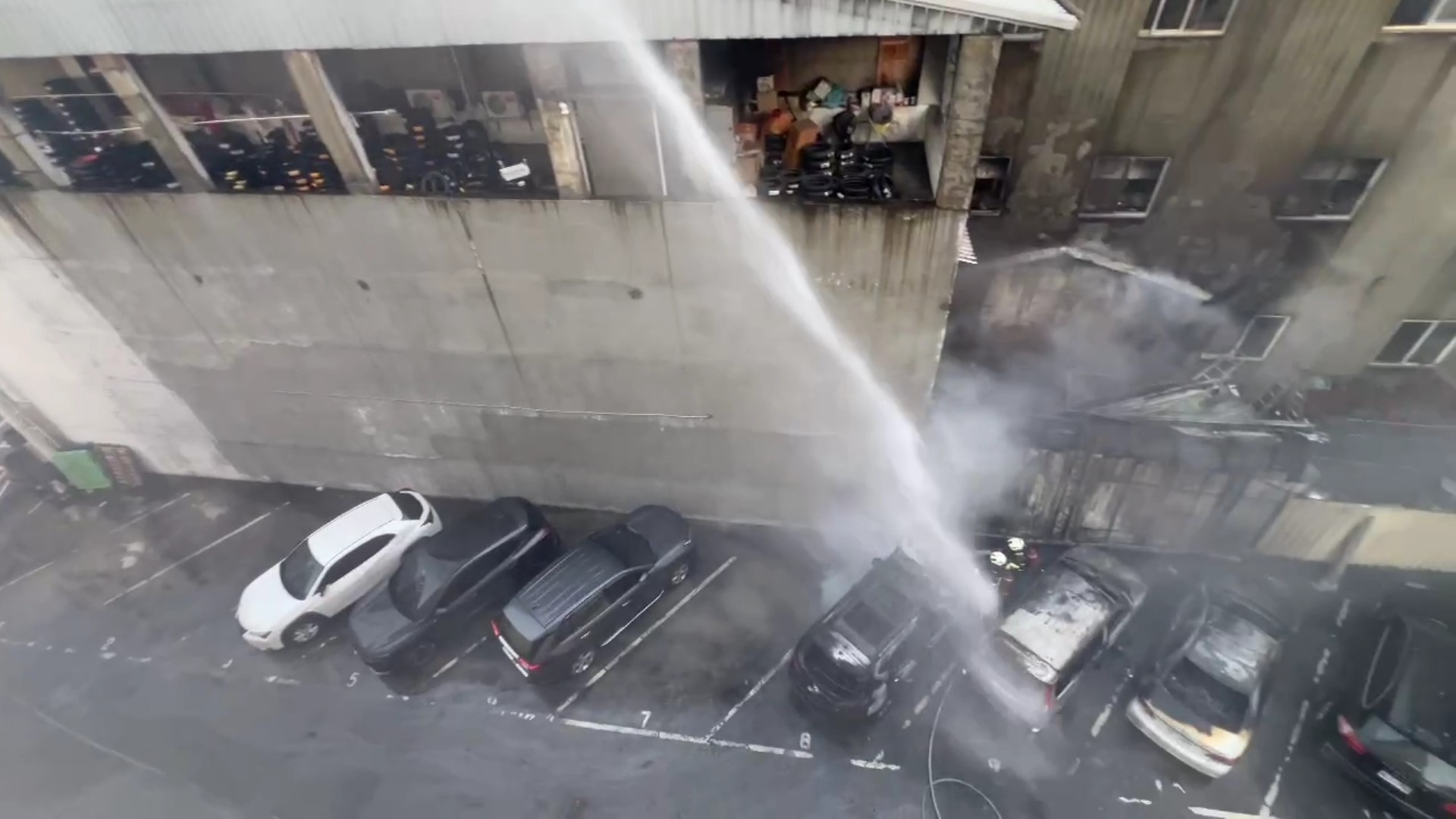 火警驚魂！員林機車行凌晨火警　延燒5車釀2傷 - https://www.watchmedia01.com