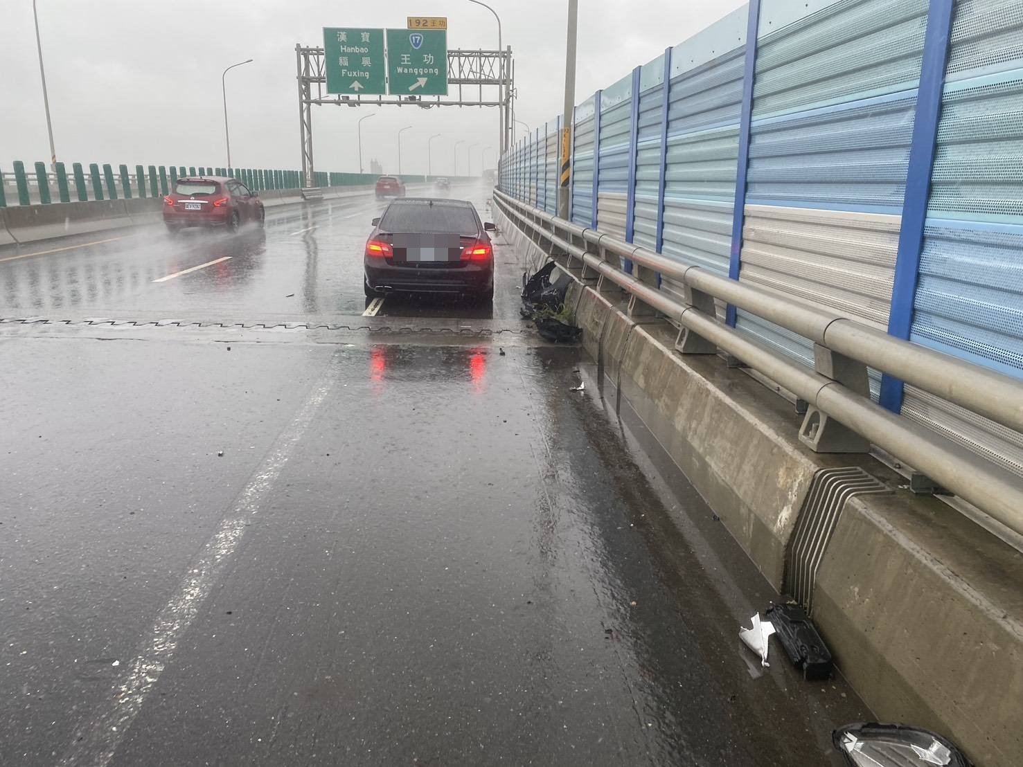 （有影片）／遭天譴？賓士逼車雨中逼車耍狠不到1分鐘　黑賓士飆速自撞 - https://www.watchmedia01.com