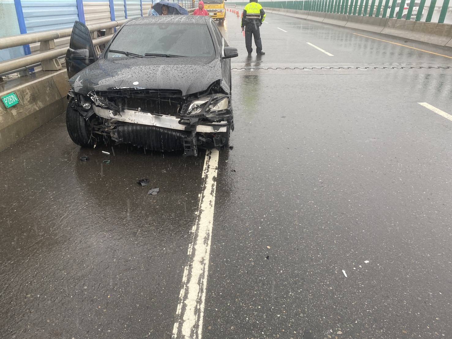 （有影片）／遭天譴？賓士逼車雨中逼車耍狠不到1分鐘　黑賓士飆速自撞 - https://www.watchmedia01.com