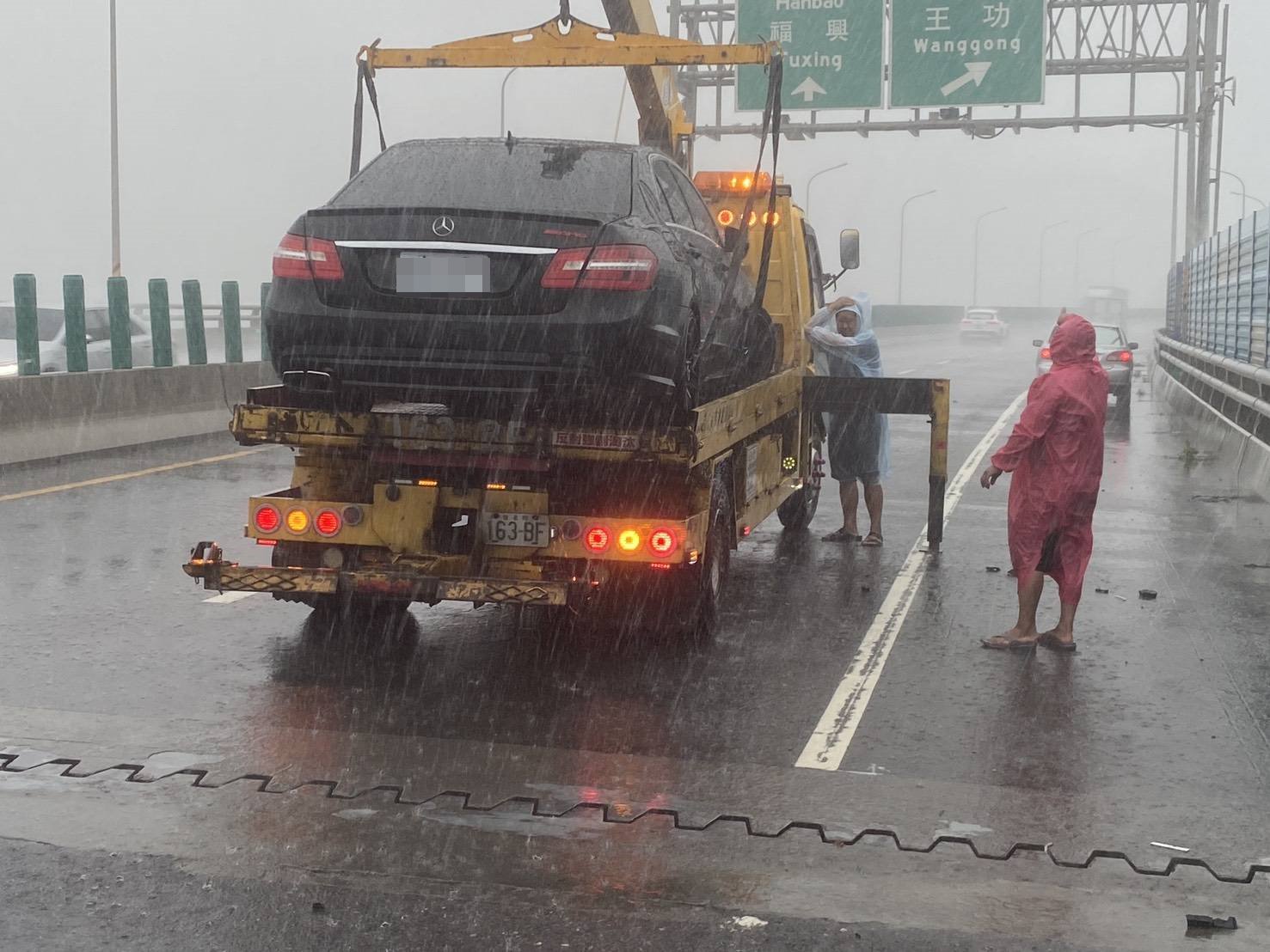 （有影片）／遭天譴？賓士逼車雨中逼車耍狠不到1分鐘　黑賓士飆速自撞 - https://www.watchmedia01.com