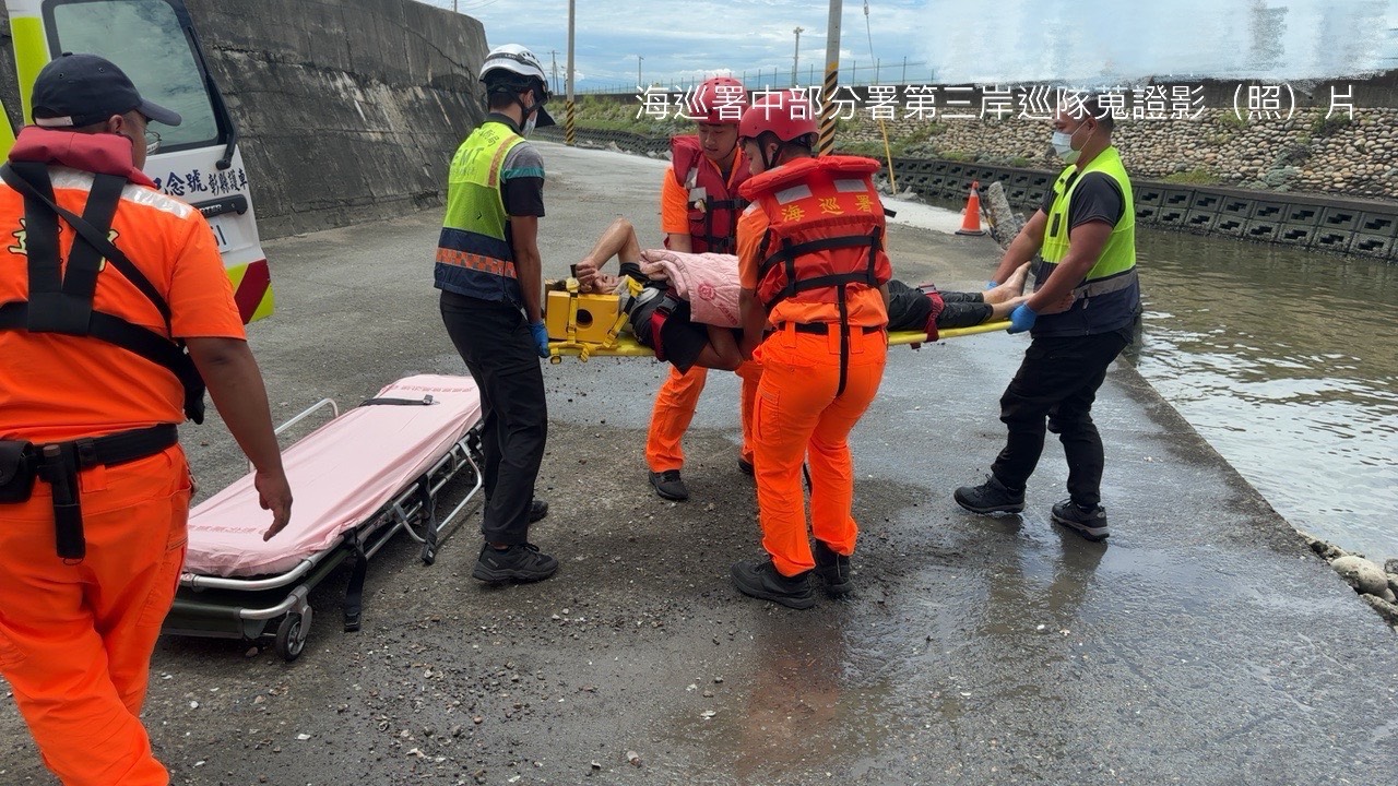 貨車衝破堤防直墜海中！海巡、漁民跳海搶救　駕駛奇蹟生還 - https://www.watchmedia01.com