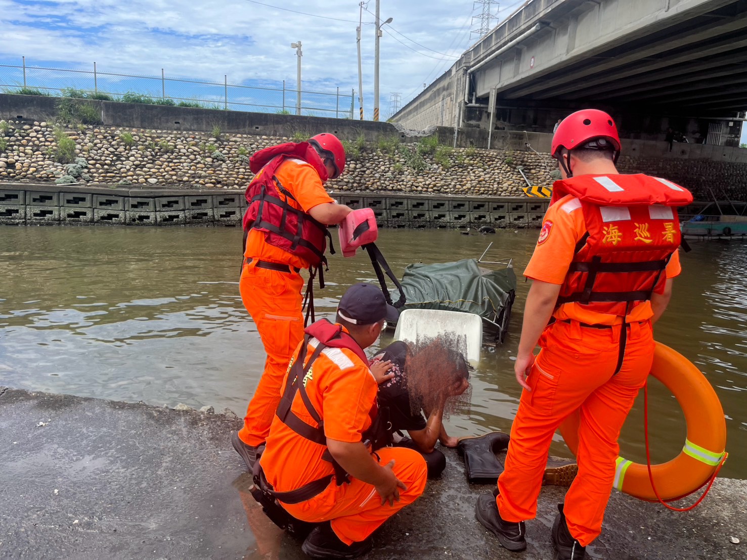 貨車衝破堤防直墜海中！海巡、漁民跳海搶救　駕駛奇蹟生還 - https://www.watchmedia01.com
