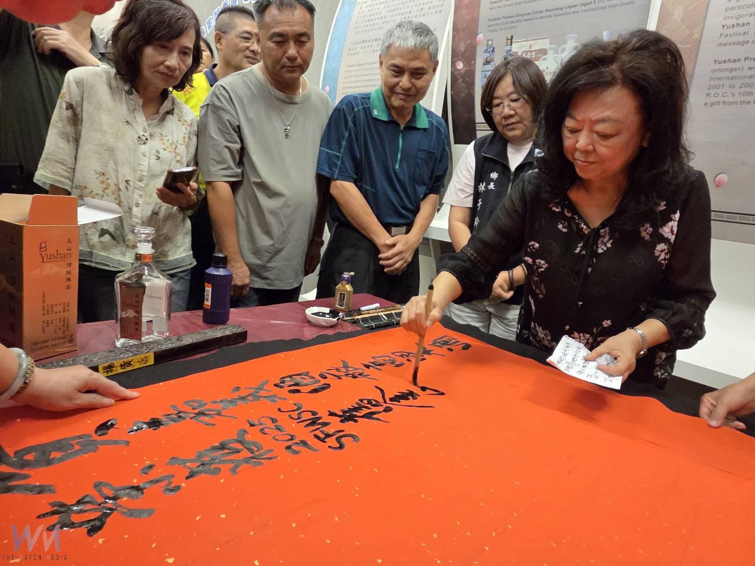 嘉酒勇奪烈酒雙金獎 書法名家白酒入墨揮毫祝賀 - https://www.watchmedia01.com