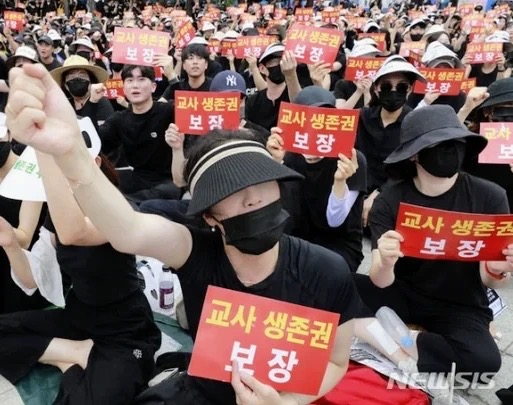 韓國萬名教師抗議：匿名與霸權的夾擊 - https://www.watchmedia01.com
