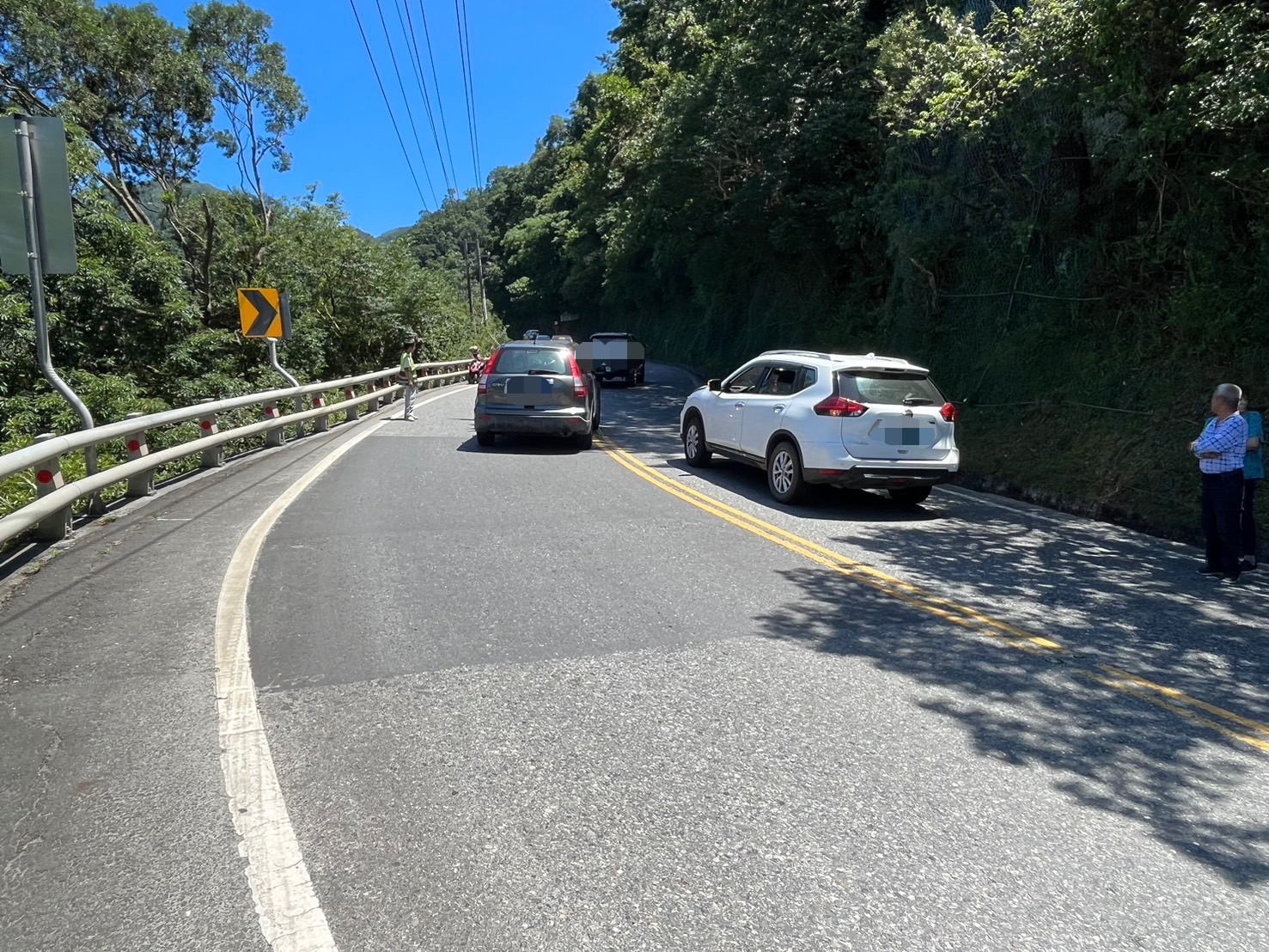 遭落石擊中又與它車碰 男子禍不單行所幸未危及生命 - https://www.watchmedia01.com