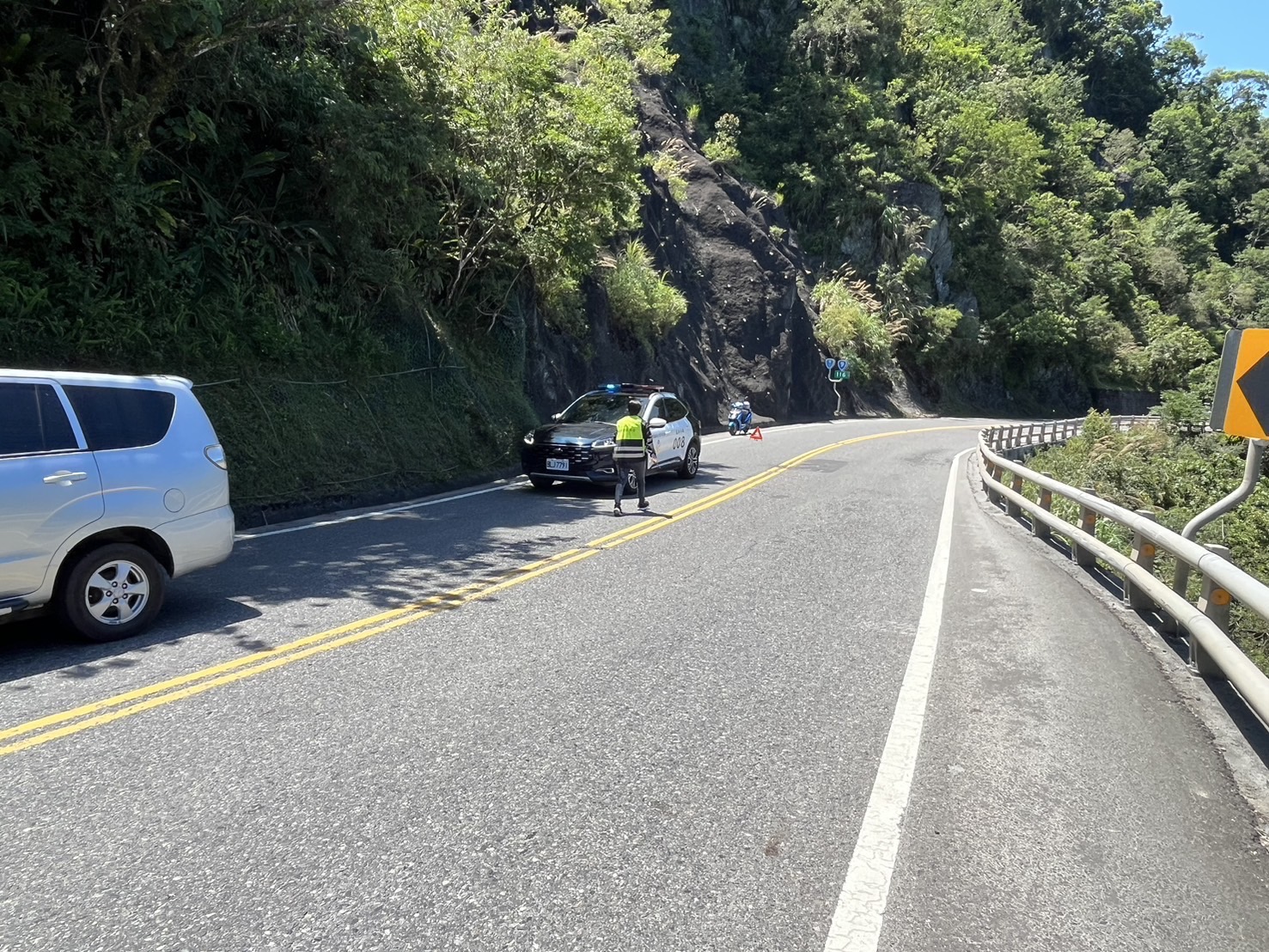 遭落石擊中又與它車碰 男子禍不單行所幸未危及生命 - https://www.watchmedia01.com