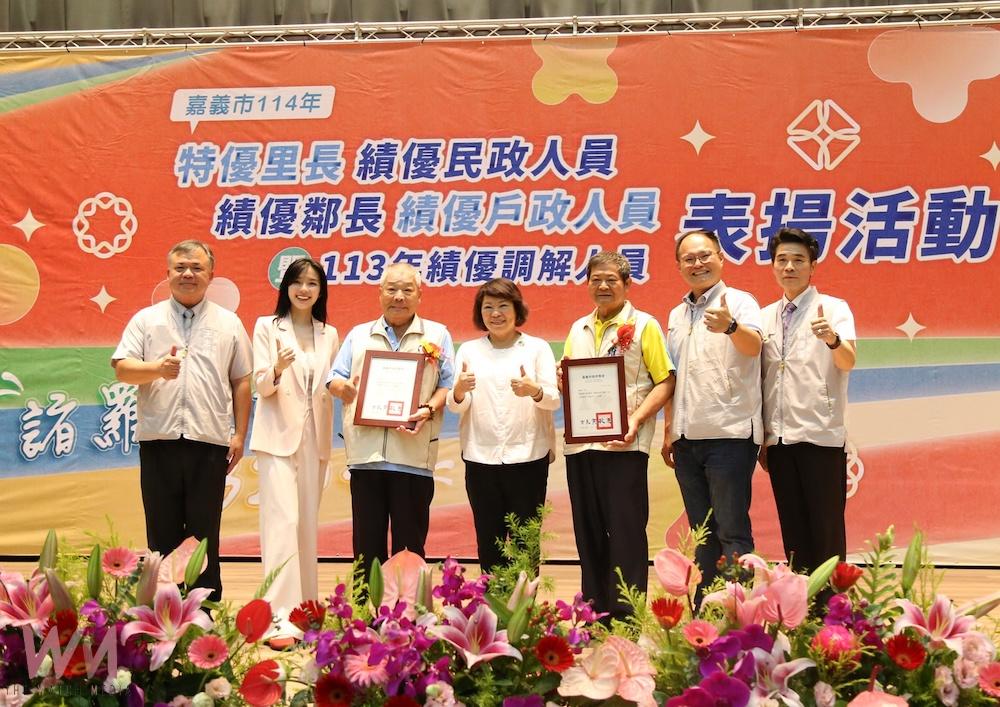 黃敏惠市長表揚2位服務30年獲得三等內政獎章的資深里長。(圖/嘉義市政府提供)