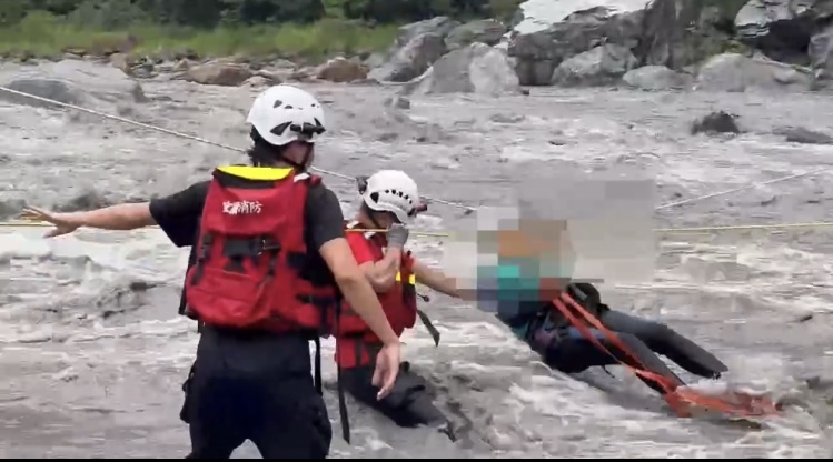 扇子瀑布突發暴雨5人受困　宜縣消防局橫渡驚險救援全數脫困 - https://www.watchmedia01.com