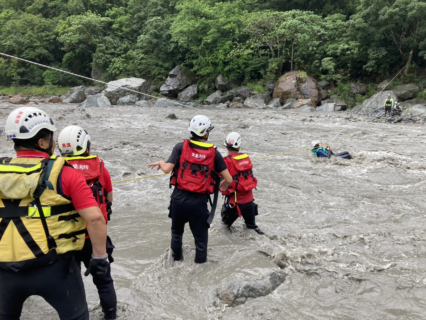 扇子瀑布突發暴雨5人受困　宜縣消防局橫渡驚險救援全數脫困 - https://www.watchmedia01.com
