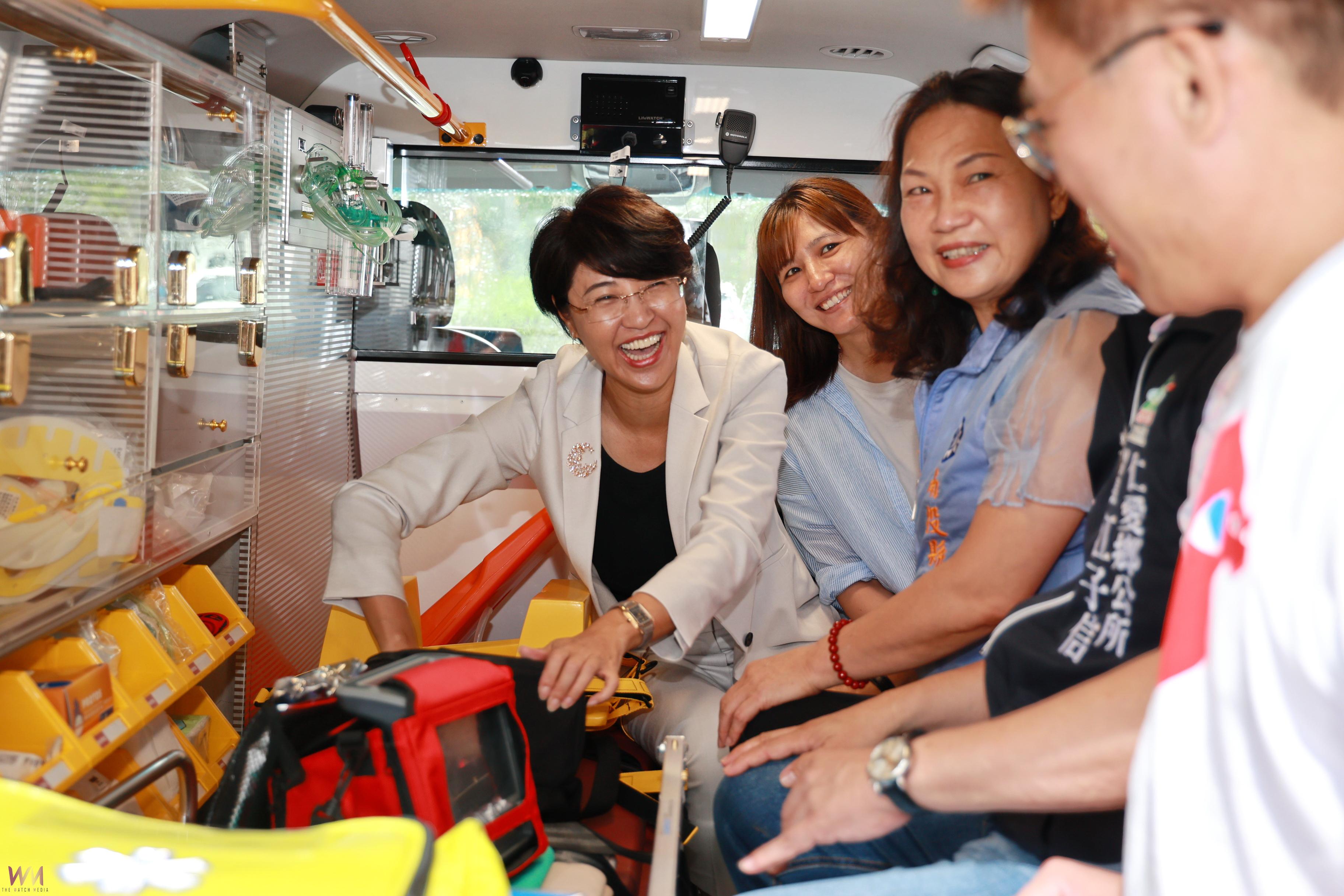 郭家寶先生捐贈救護車 為仁愛鄉寶平安 縣長許淑華代表接受 - https://www.watchmedia01.com