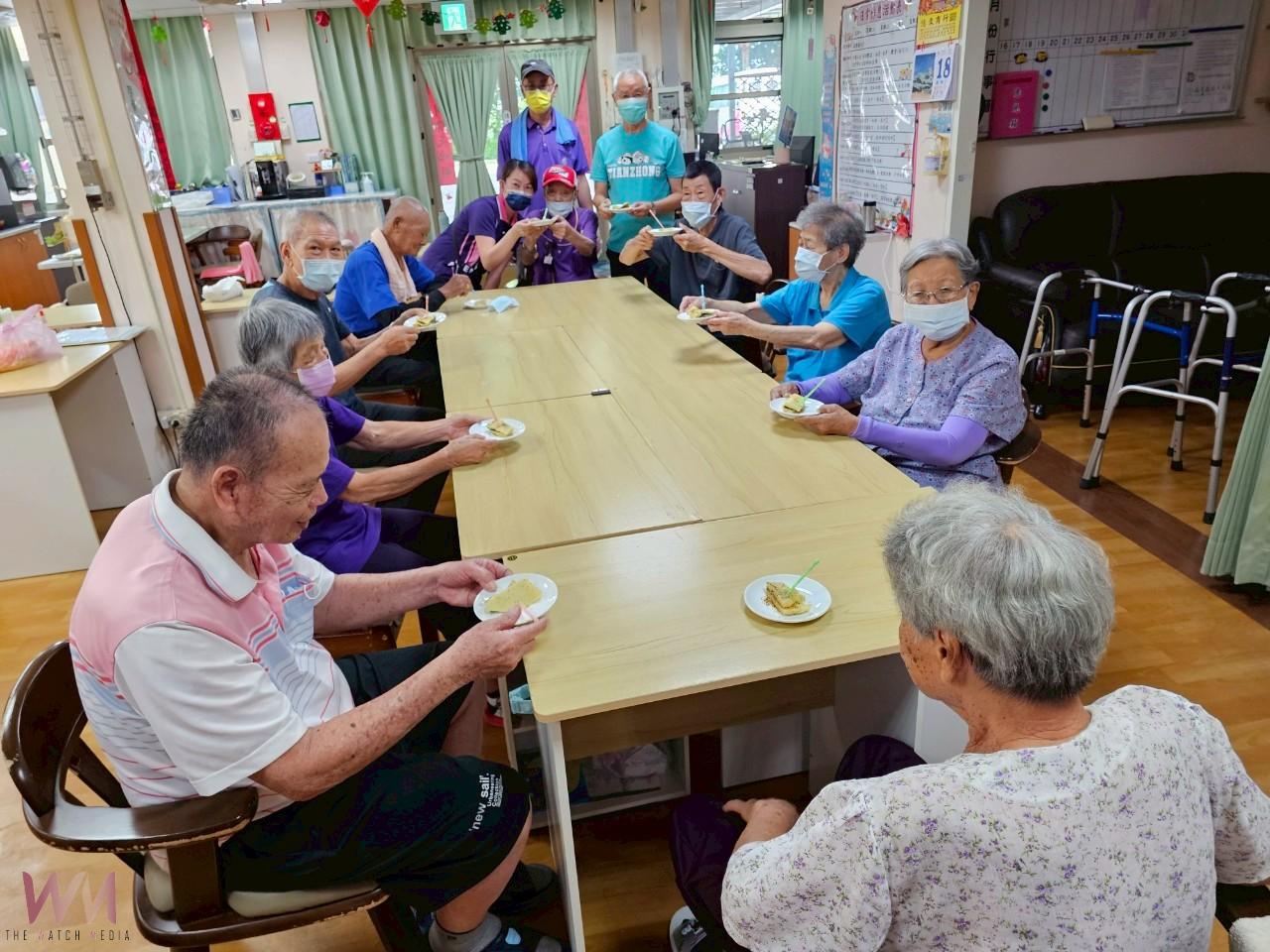 （有影片）／麥仔煎香氣勾起回憶　彰化榮家爺奶樂當「小廚神」重拾童年味 - https://www.watchmedia01.com
