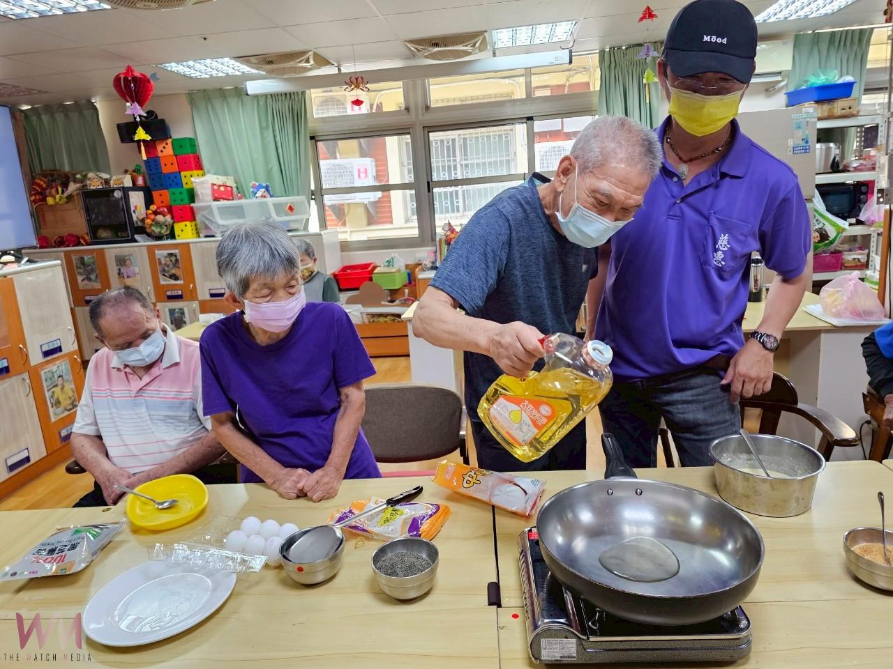 （有影片）／麥仔煎香氣勾起回憶　彰化榮家爺奶樂當「小廚神」重拾童年味 - https://www.watchmedia01.com