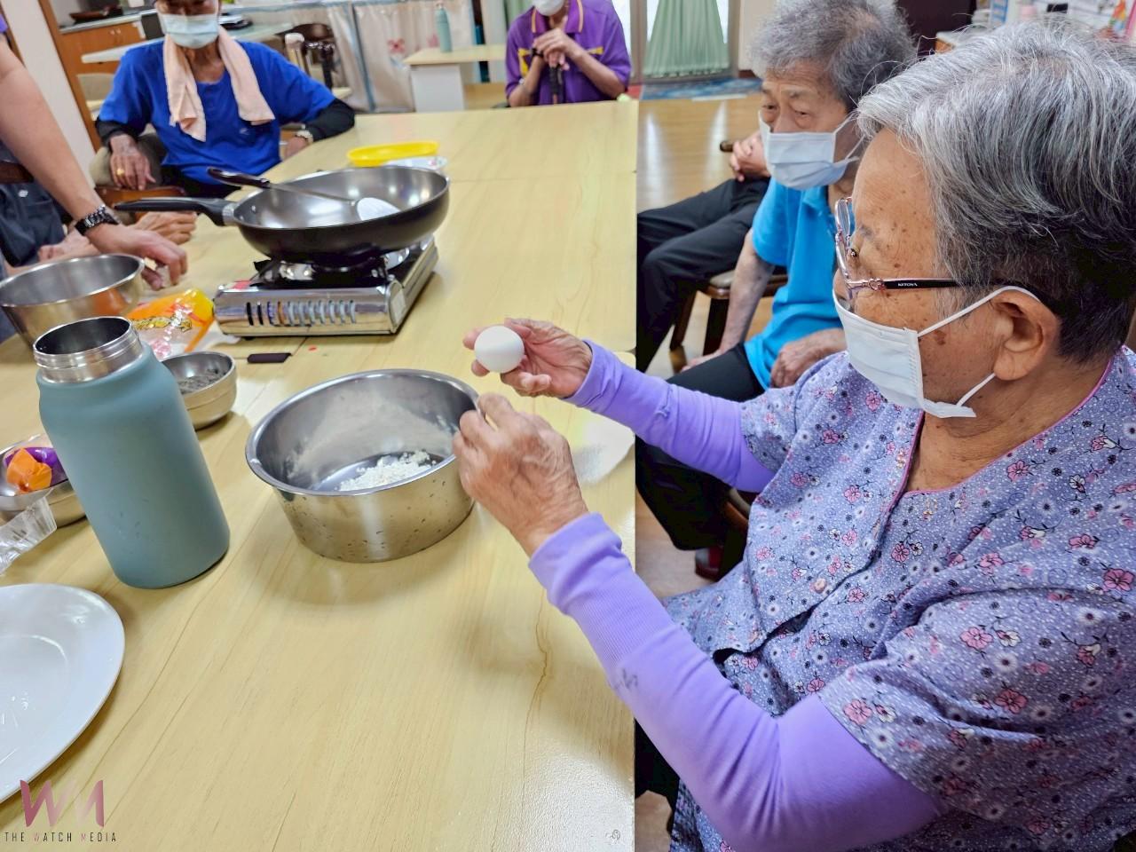 （有影片）／麥仔煎香氣勾起回憶　彰化榮家爺奶樂當「小廚神」重拾童年味 - https://www.watchmedia01.com