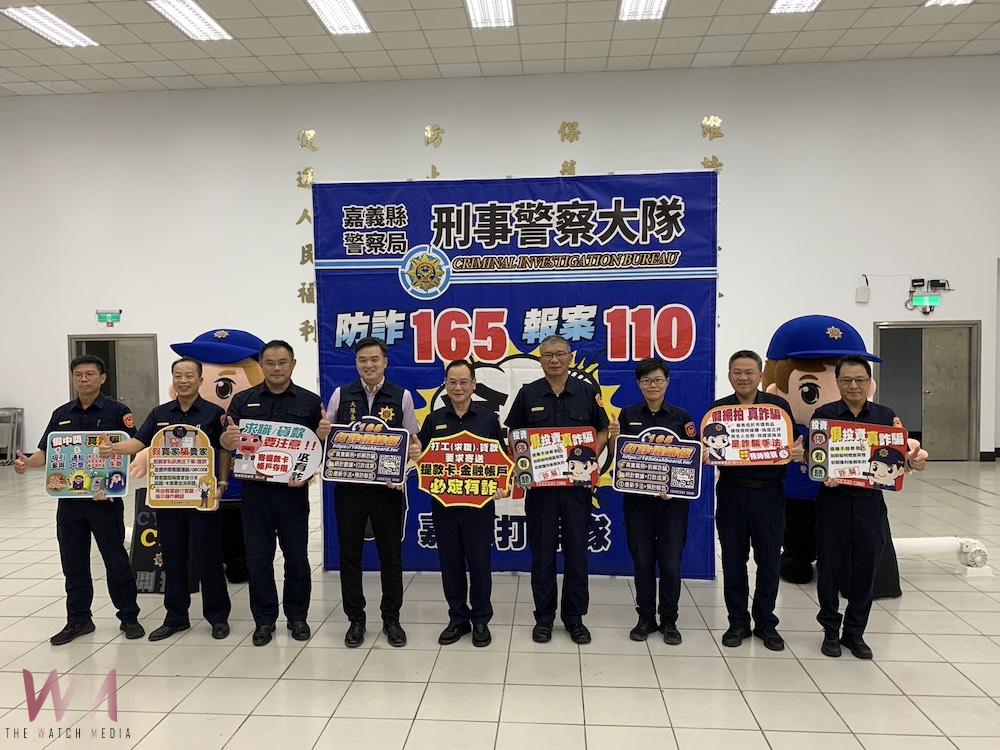 嘉義縣警察局李權哲局長(中)帶領各分局長召開「打擊詐欺犯罪成效破案記者會」。(圖/記者陳惲朋攝)