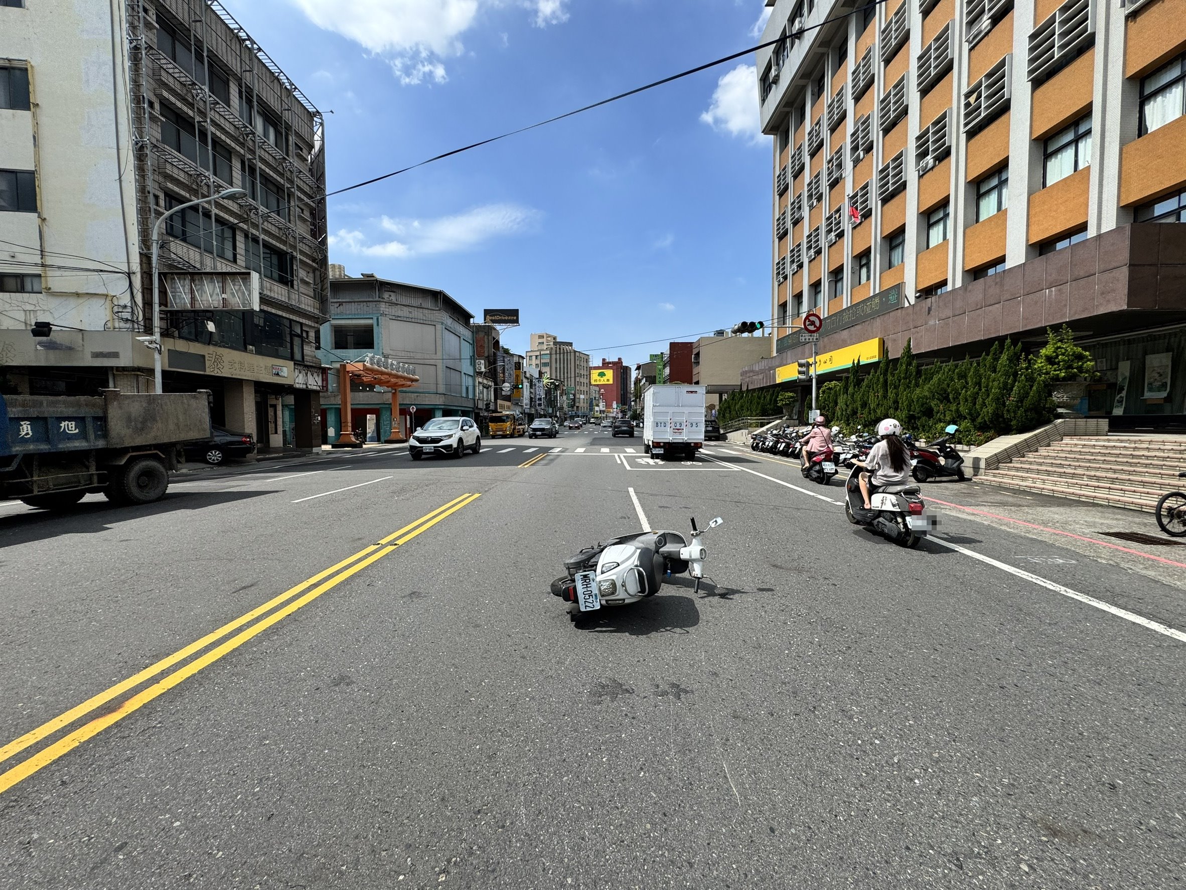 如瑪莉歐賽車上演！殘障車擦撞女騎士未停車　警方循線逮人到案 - https://www.watchmedia01.com