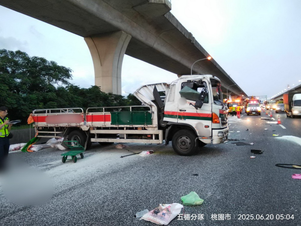 國道1號北上內壢段三車連環撞翻車 三人送醫肇因調查中 - https://www.watchmedia01.com