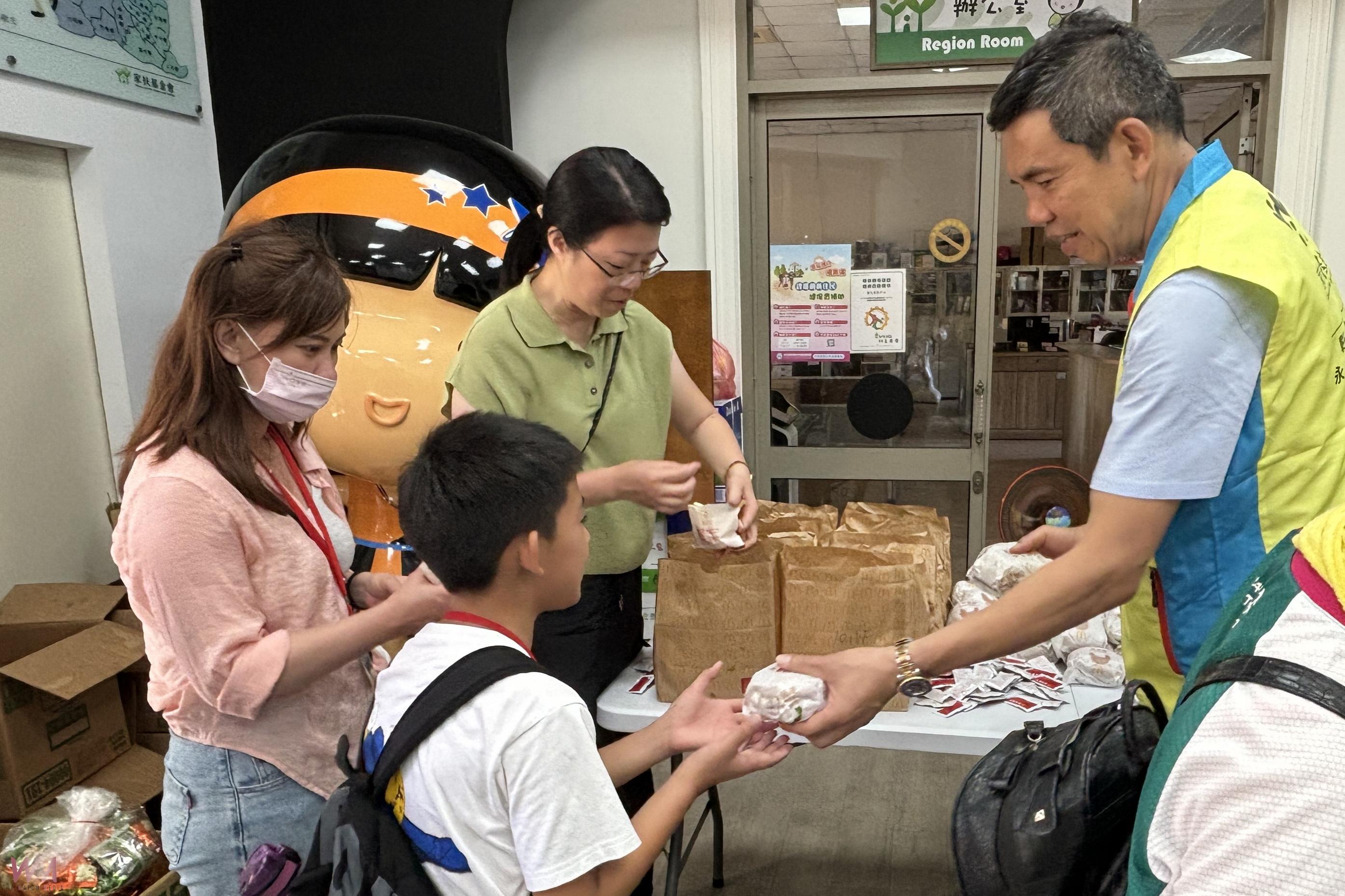 （有影片）／家扶親子一日遊出發　認養人攜手陪伴弱勢家庭歡度暑假前夕 - https://www.watchmedia01.com