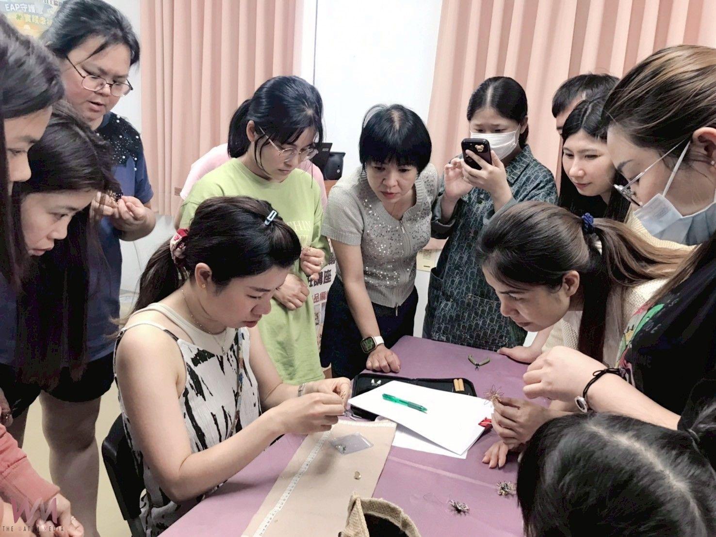 助新住民圓藝術夢　中市后里戶所金工專班巧手打造專屬向日葵飾品 - https://www.watchmedia01.com