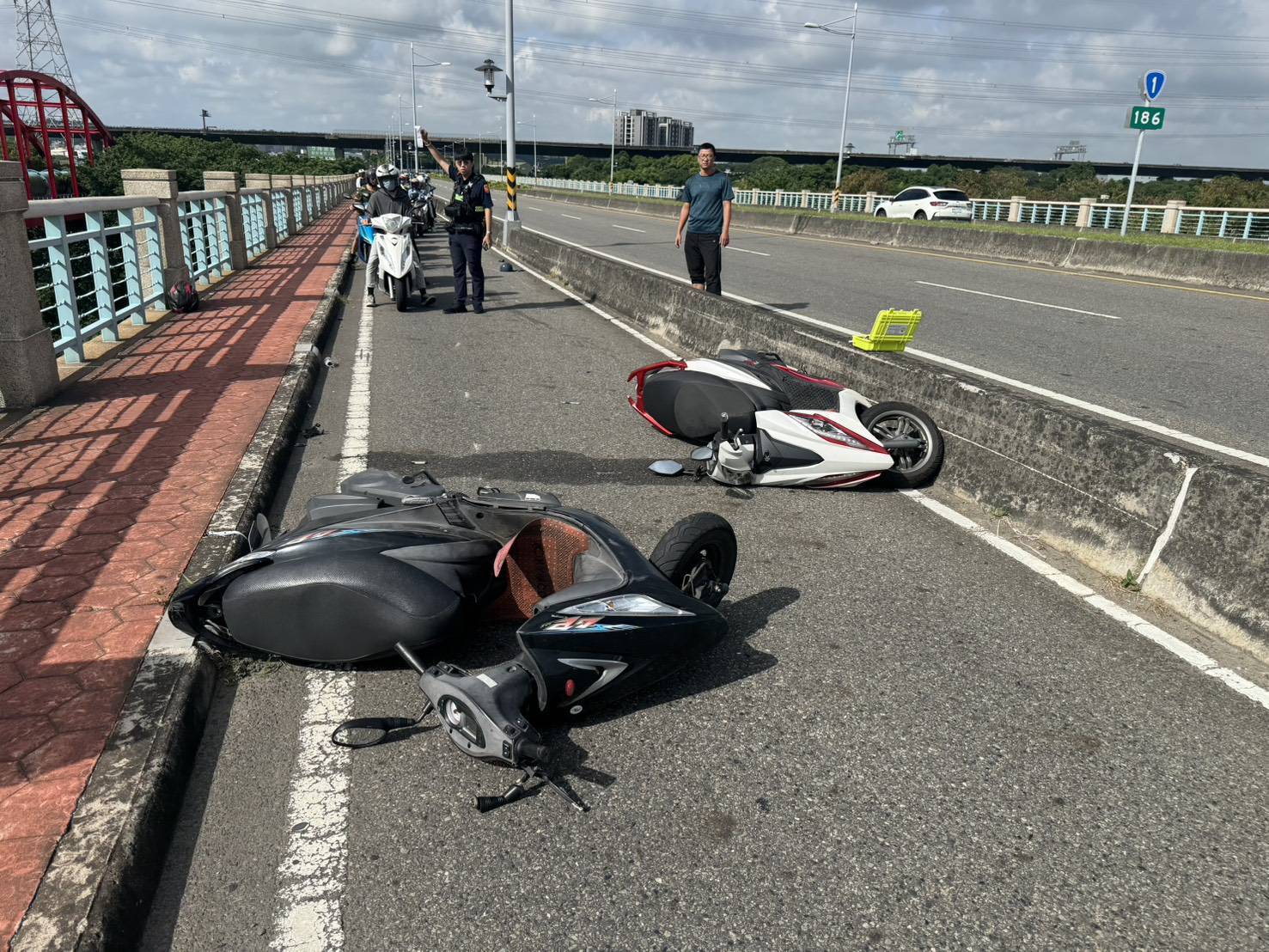 無照上路奪命！彰化大度橋機車道事故　一死一傷釀車流回堵 - https://www.watchmedia01.com