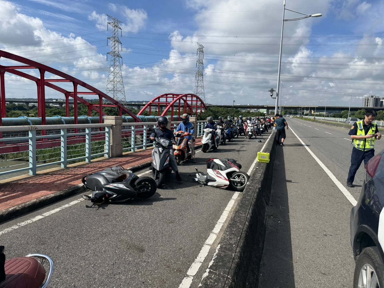 無照上路奪命!彰化大度橋機車道事故 一死一傷釀車流回堵 - https://www.watchmedia01.com