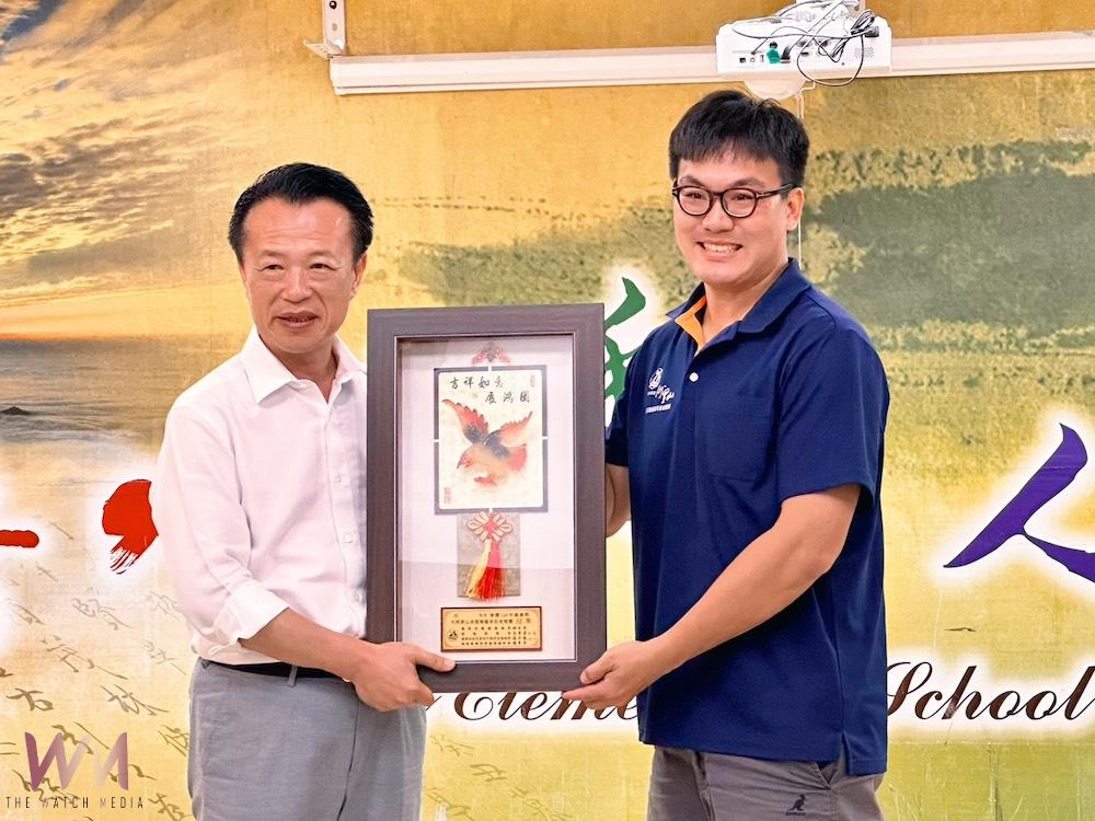 翁章梁縣長(左)親頒「冠軍」獎牌予奪冠的青農李柏蒼(右)。(圖/番路鄉農會提供)