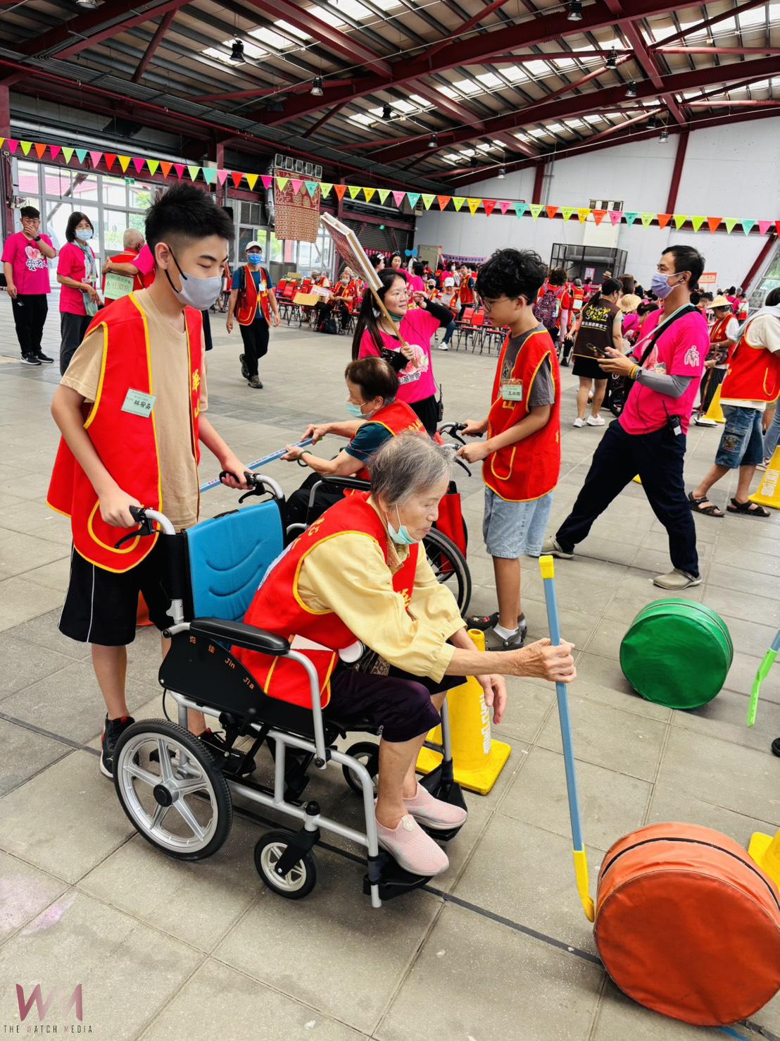 (有影片)/「第10屆愛老人運動會」彰化登場 300長輩童玩造型熱鬧開場 - https://www.watchmedia01.com