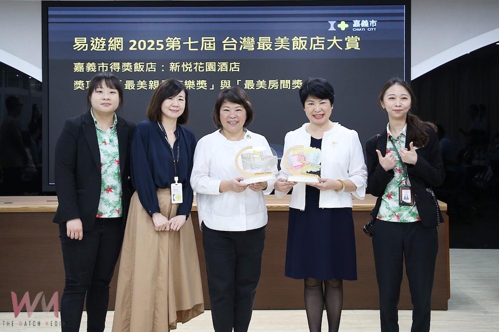 嘉義市市長黃敏惠今(24)日特別在市務會議中親自表揚獲獎業者,感謝他們以行動為嘉義觀光注入嶄新能量。(圖/嘉義市政府提供)