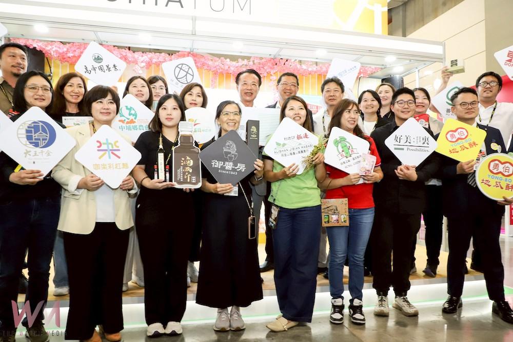 翁章梁縣長帶領19家嘉義優鮮優質品牌在地業者一起北上展會。(圖/嘉義縣政府提供)