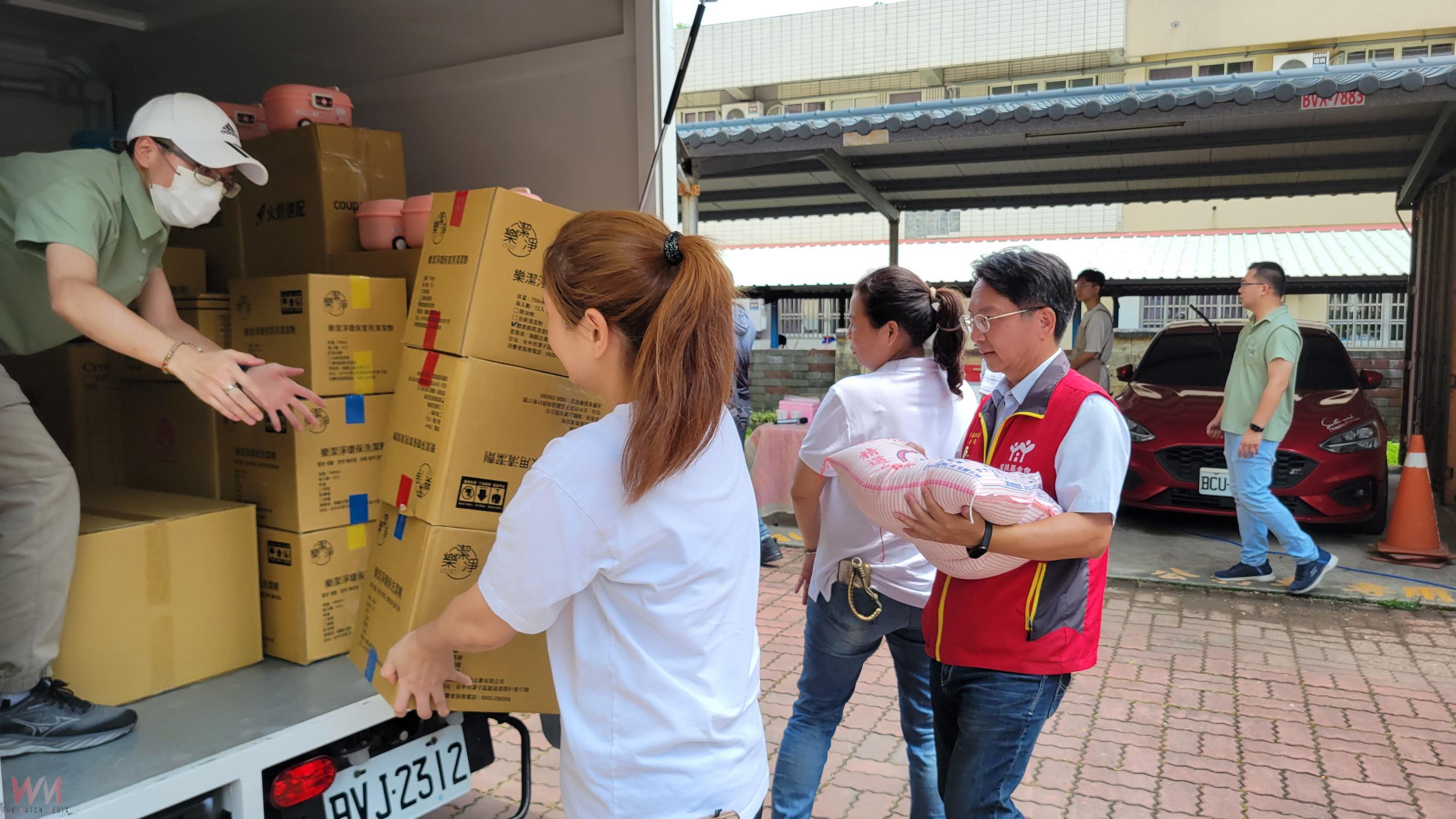 （有影片）／暖流送家扶！「及時雨」捐220萬　助彰化家扶添購貨車設獎學金 - https://www.watchmedia01.com