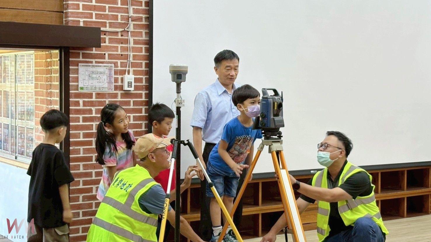 聚焦重測區文史傳承　台中市東勢地政引領學童體驗測量儀器 - https://www.watchmedia01.com