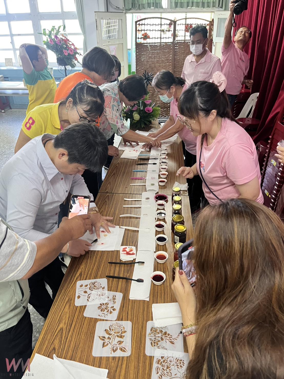 （有影片）／讓被丟棄的花重獲新生　仁豐國小孩子用非洲菊染出繽紛希望 - https://www.watchmedia01.com