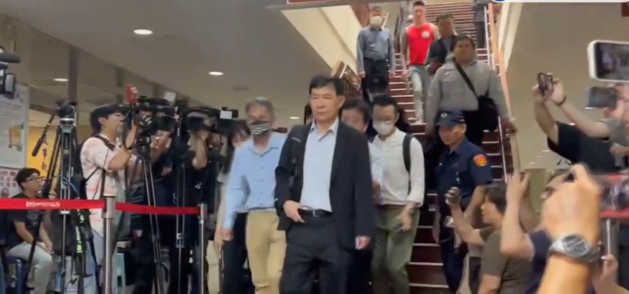 京華城案彭振聲庭上痛哭：我太太跳樓了！ 緊急搭高鐵南返 - https://www.watchmedia01.com
