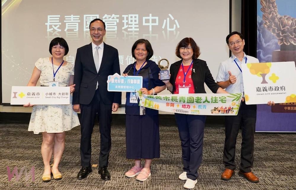 銀光好居行動聯盟主席朱立倫(左二)與嘉基長青園管理中心主任鍾佳容(右二)及嘉義市政府秘書曾建福(右一)、老人福利科科長林憶君、科員游育靜(左一)合影。（圖/嘉基提供）
