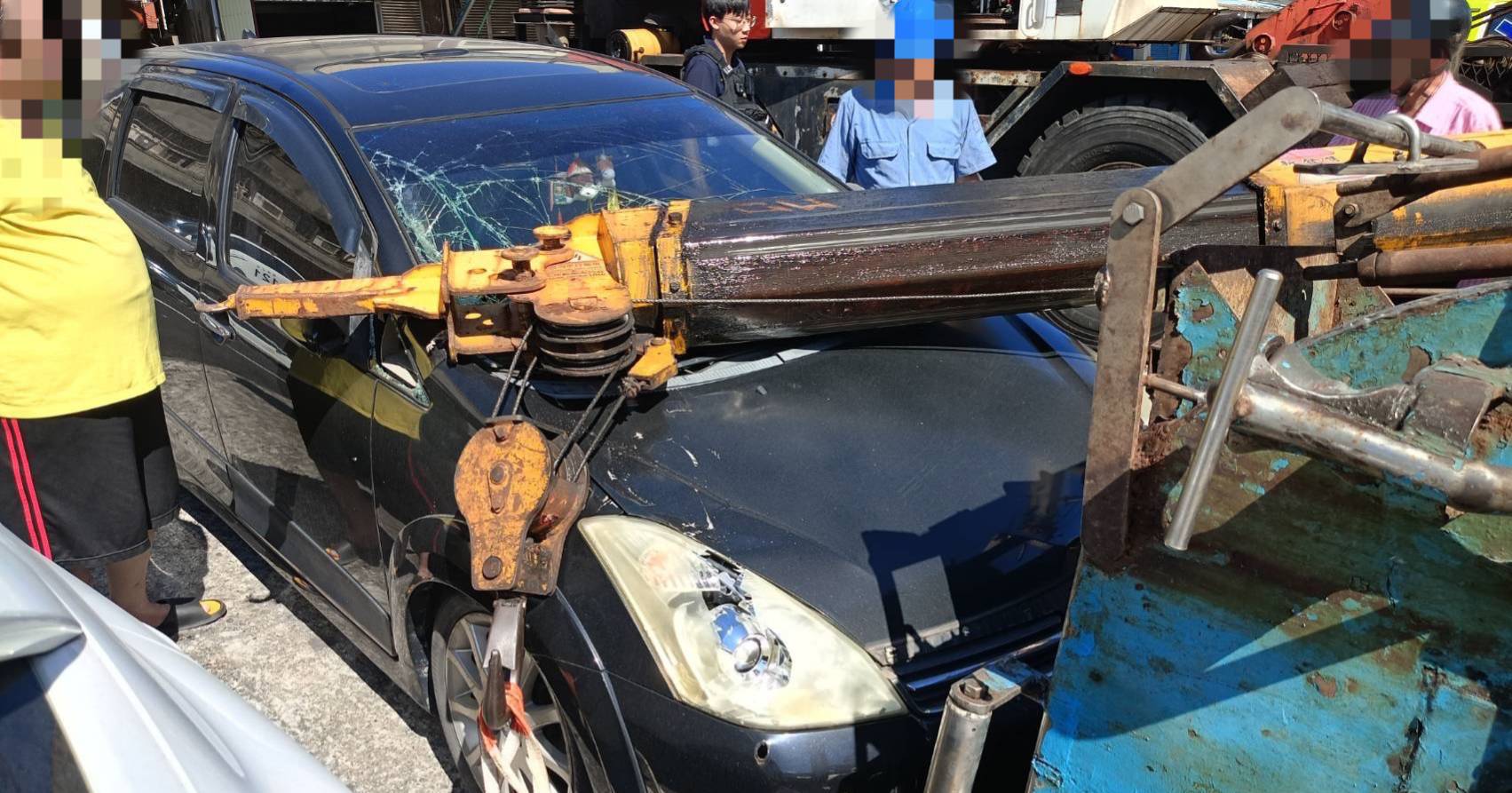 吊車翻覆砸中路邊自小客 司機幸運逃過一劫僅受皮肉傷 - https://www.watchmedia01.com