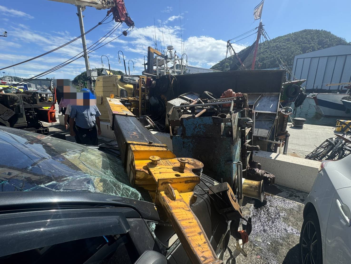 吊車翻覆砸中路邊自小客 司機幸運逃過一劫僅受皮肉傷 - https://www.watchmedia01.com