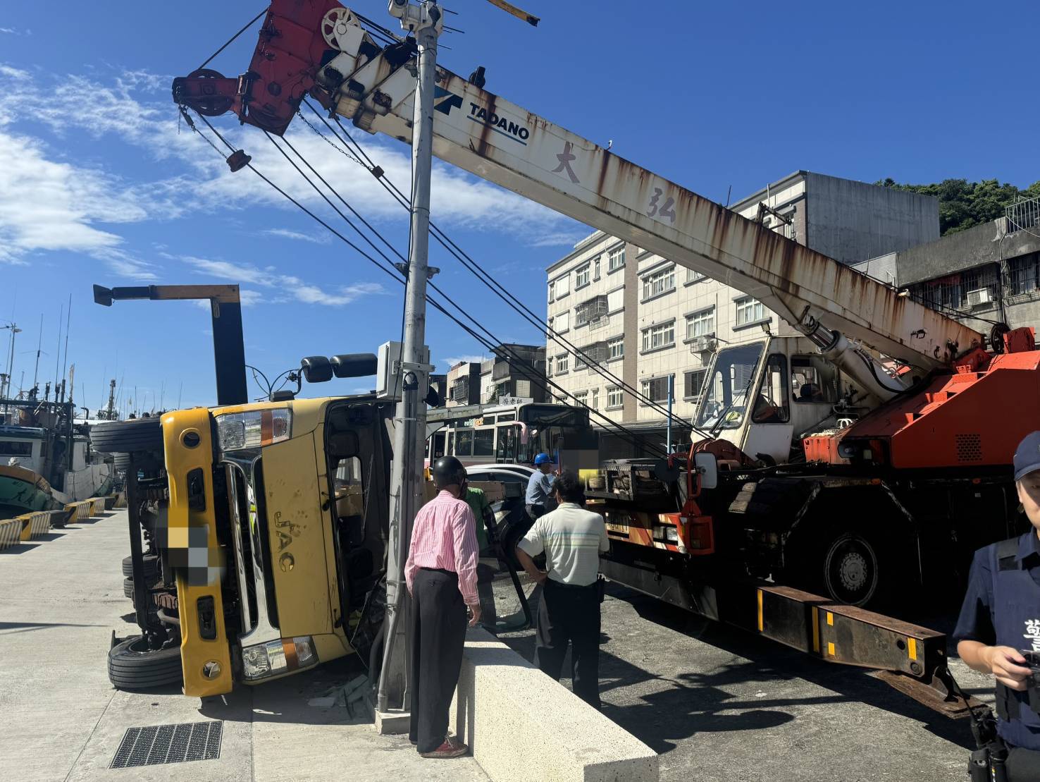 吊車翻覆砸中路邊自小客 司機幸運逃過一劫僅受皮肉傷 - https://www.watchmedia01.com